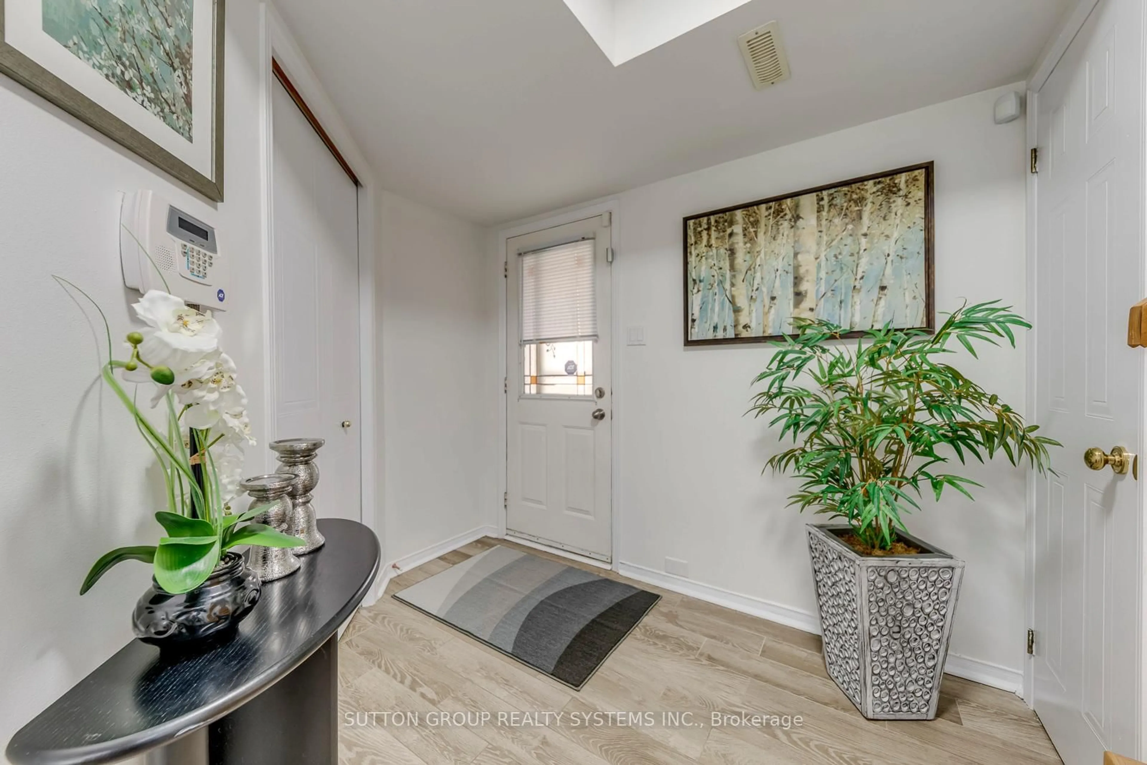 Indoor entryway for 460 Bristol Rd #9, Mississauga Ontario L5R 3P6