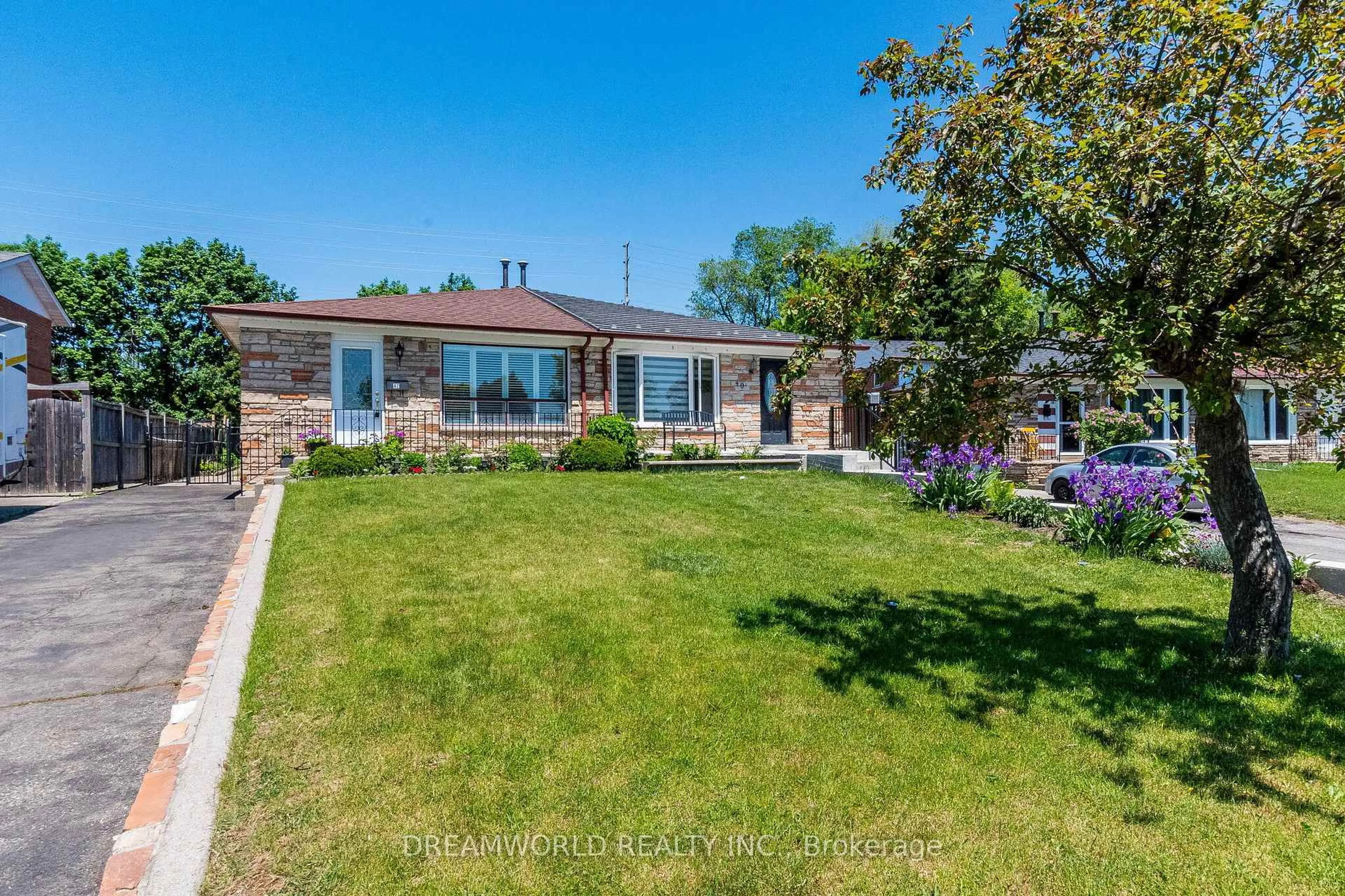 A pic from outside/outdoor area/front of a property/back of a property/a pic from drone, street for 42 Northwood Dr, Brampton Ontario L6X 2L2