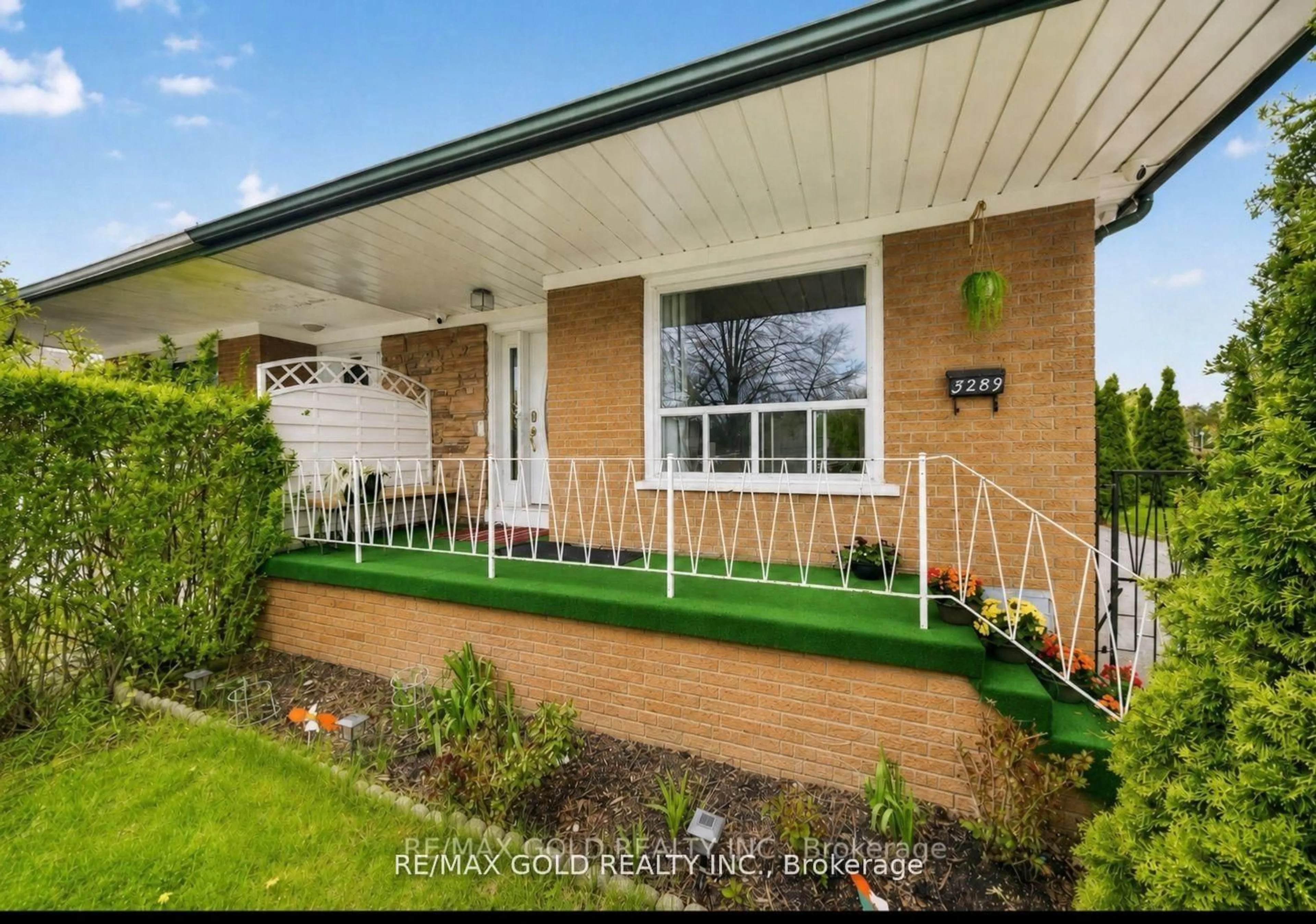Home with brick exterior material, unknown for 3289 Victory Cres, Mississauga Ontario L4T 1M1