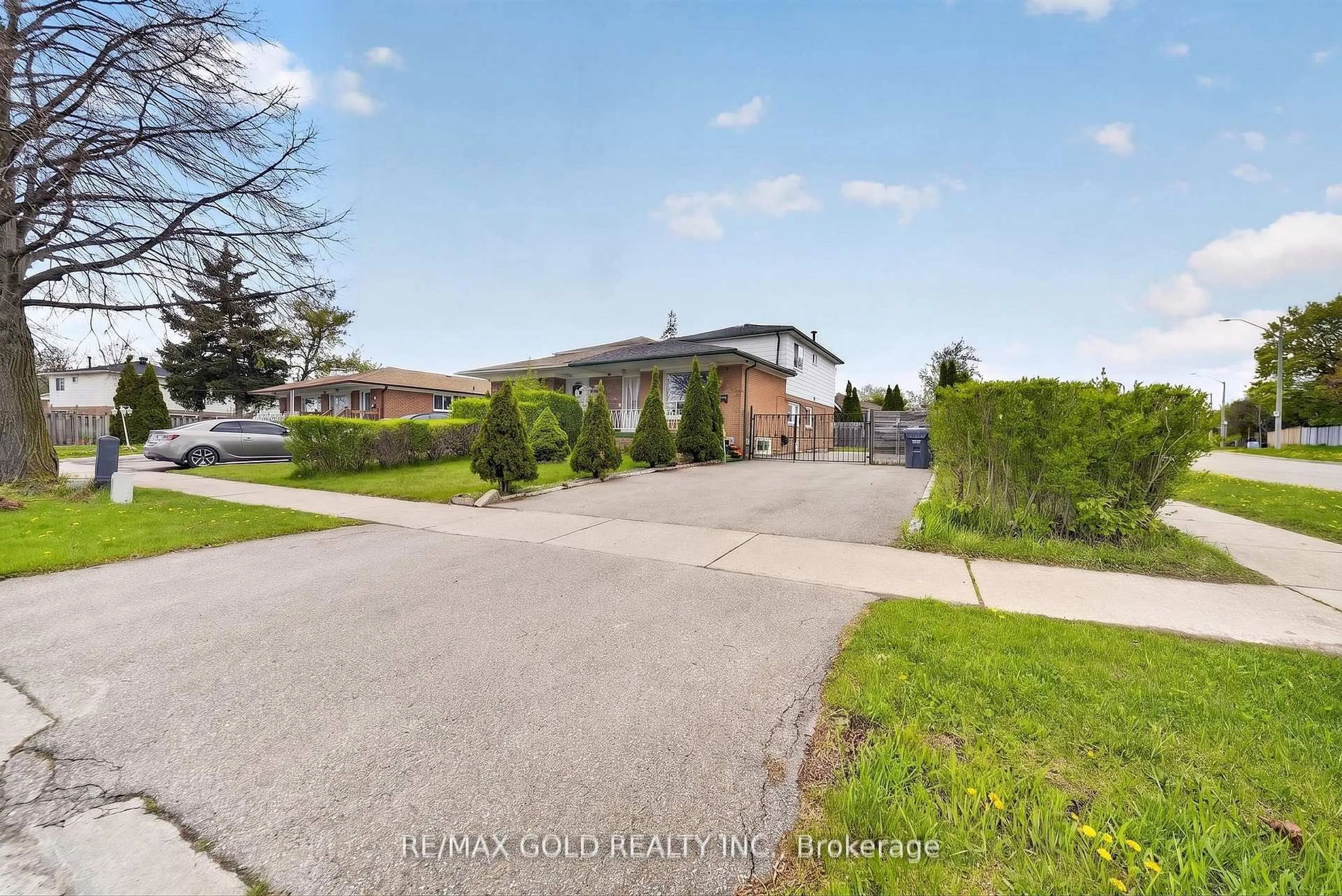 A pic from outside/outdoor area/front of a property/back of a property/a pic from drone, street for 3289 Victory Cres, Mississauga Ontario L4T 1M1