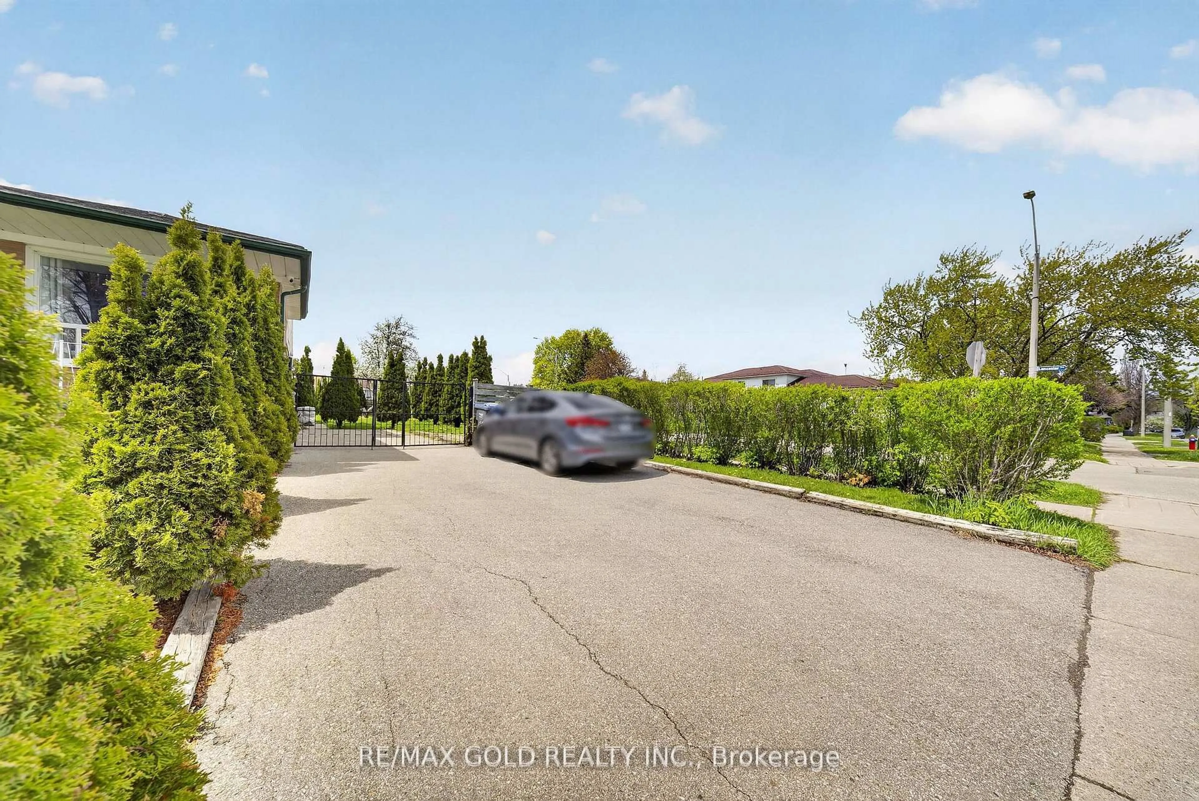 A pic from outside/outdoor area/front of a property/back of a property/a pic from drone, street for 3289 Victory Cres, Mississauga Ontario L4T 1M1