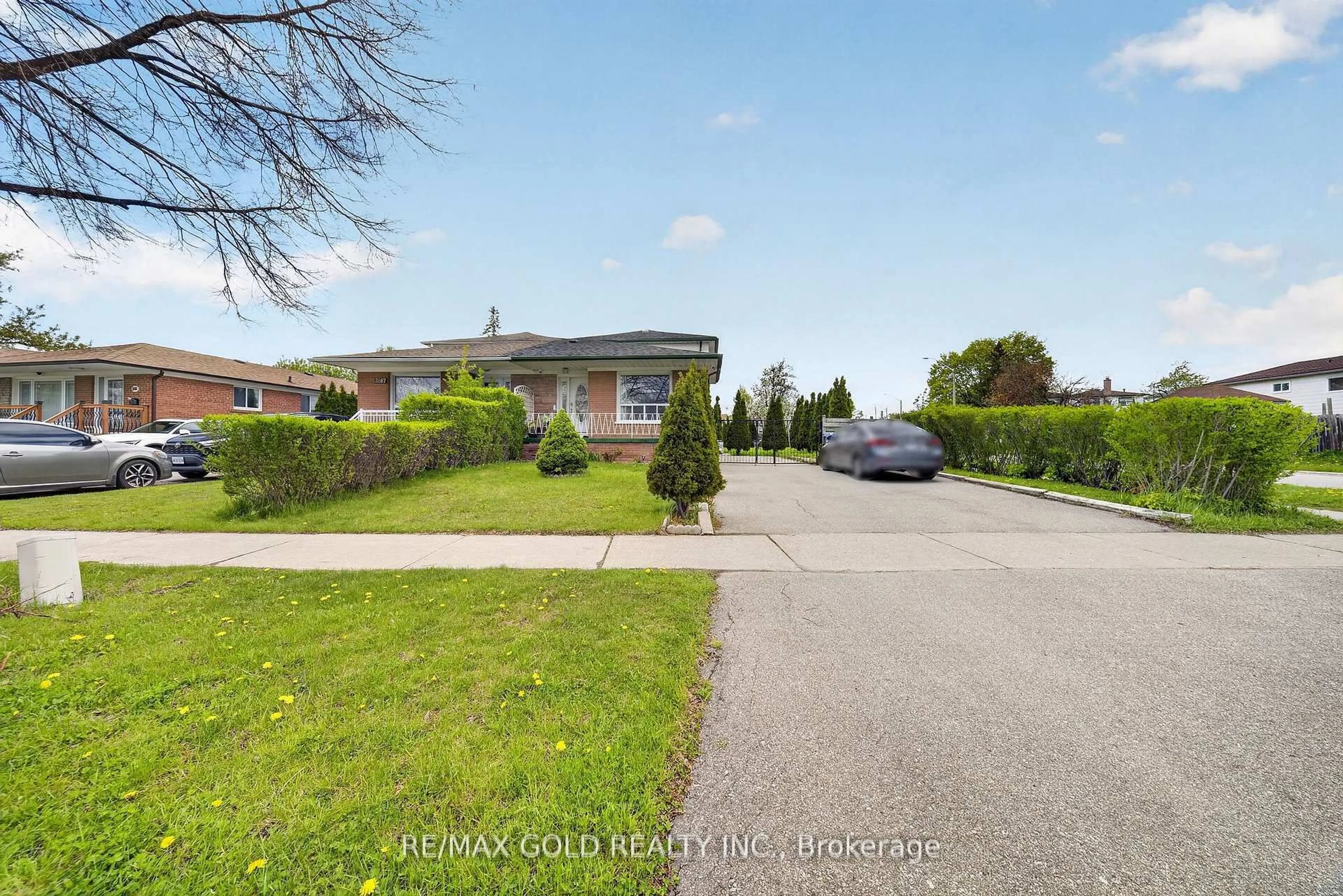 A pic from outside/outdoor area/front of a property/back of a property/a pic from drone, street for 3289 Victory Cres, Mississauga Ontario L4T 1M1