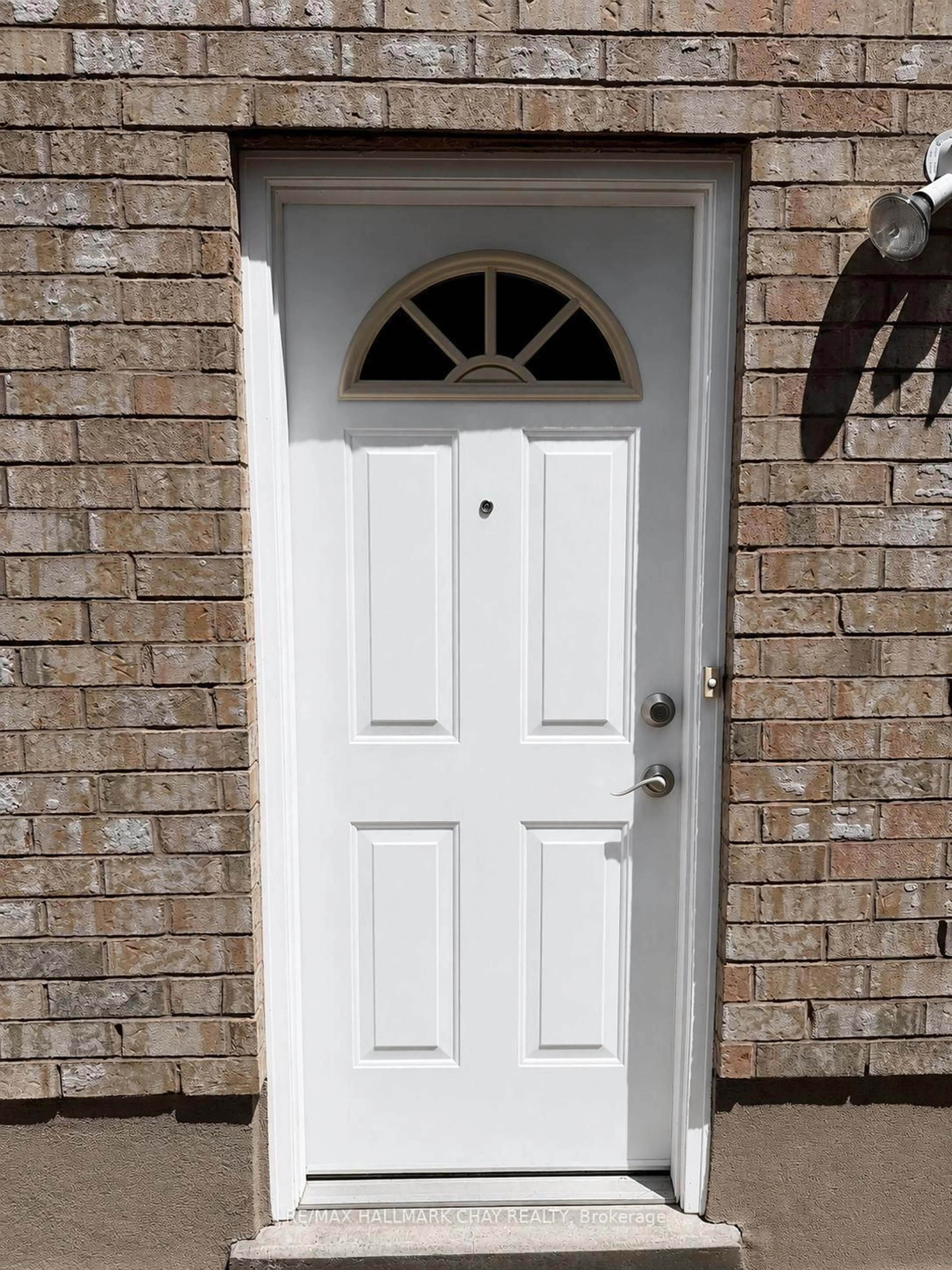 Home with vinyl exterior material, street for 72 Ravenscliffe Crt, Brampton Ontario L6X 4N9