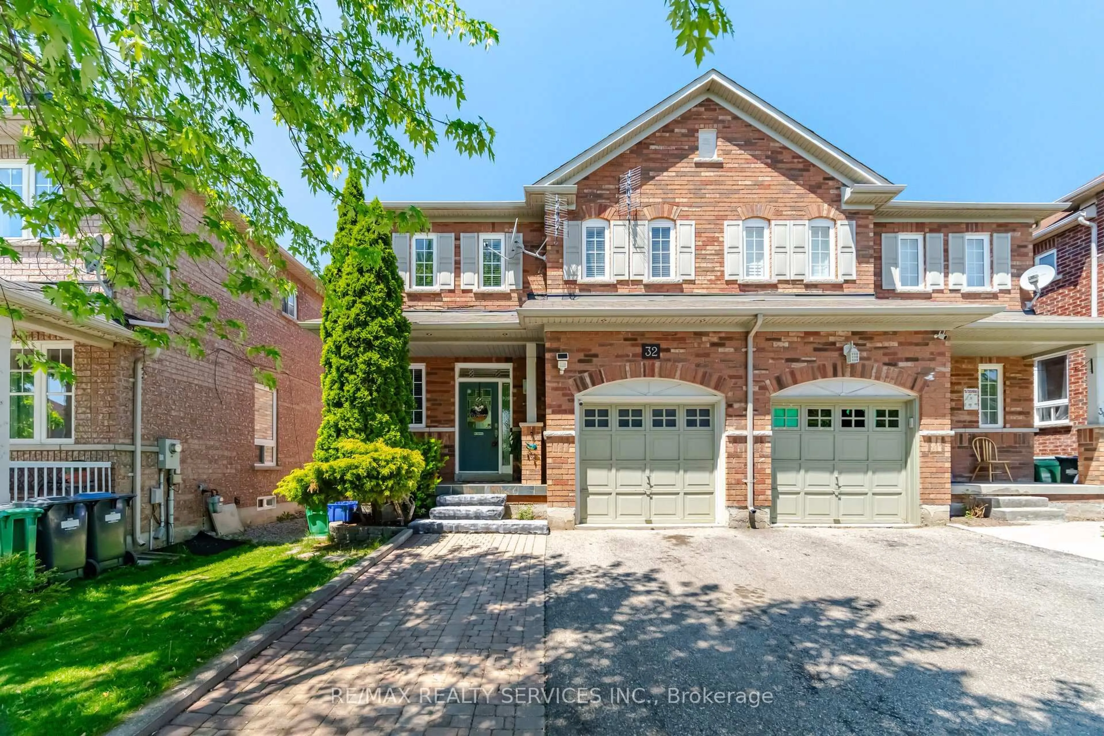 Home with brick exterior material, street for 32 Ashdale Rd, Brampton Ontario L6Y 5M7