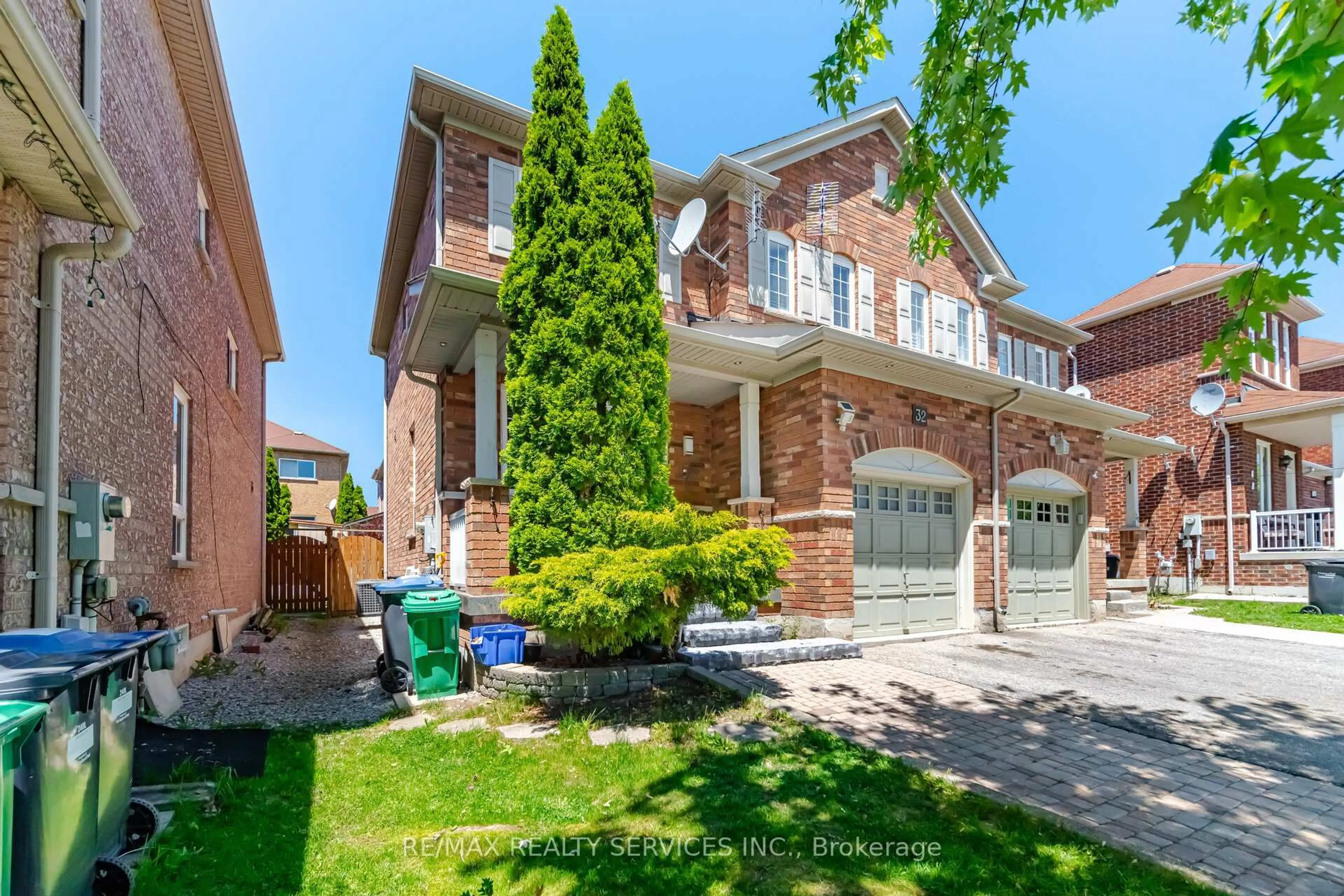 Home with brick exterior material, street for 32 Ashdale Rd, Brampton Ontario L6Y 5M7