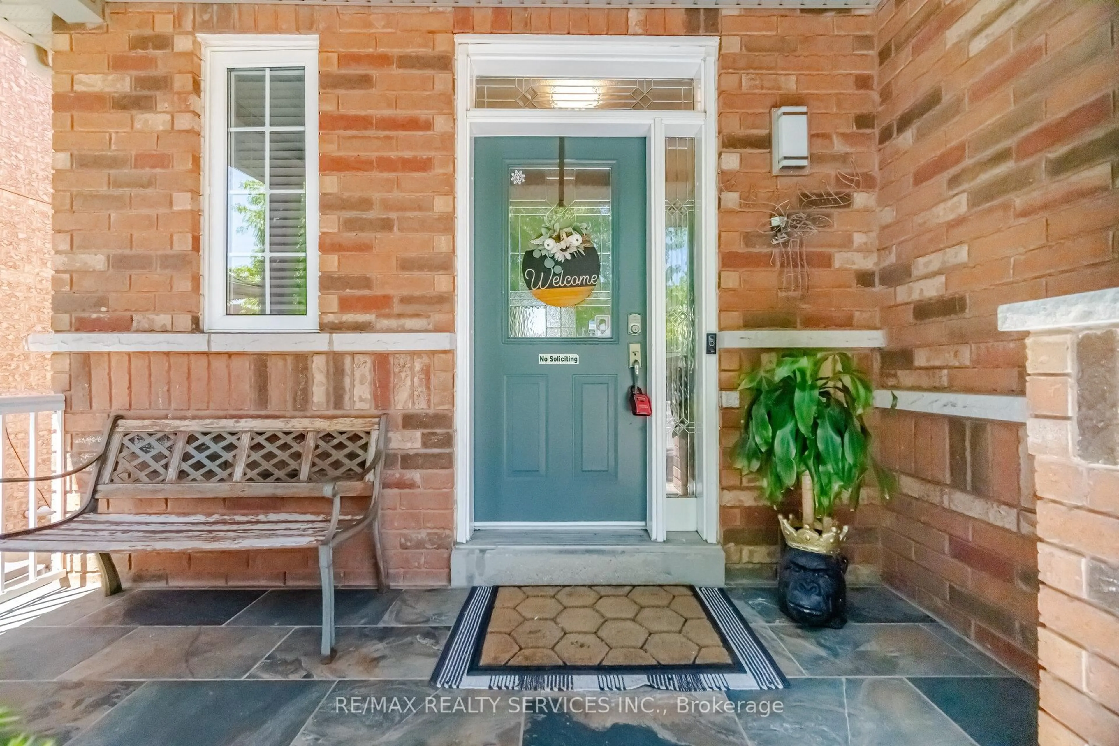 Indoor entryway for 32 Ashdale Rd, Brampton Ontario L6Y 5M7