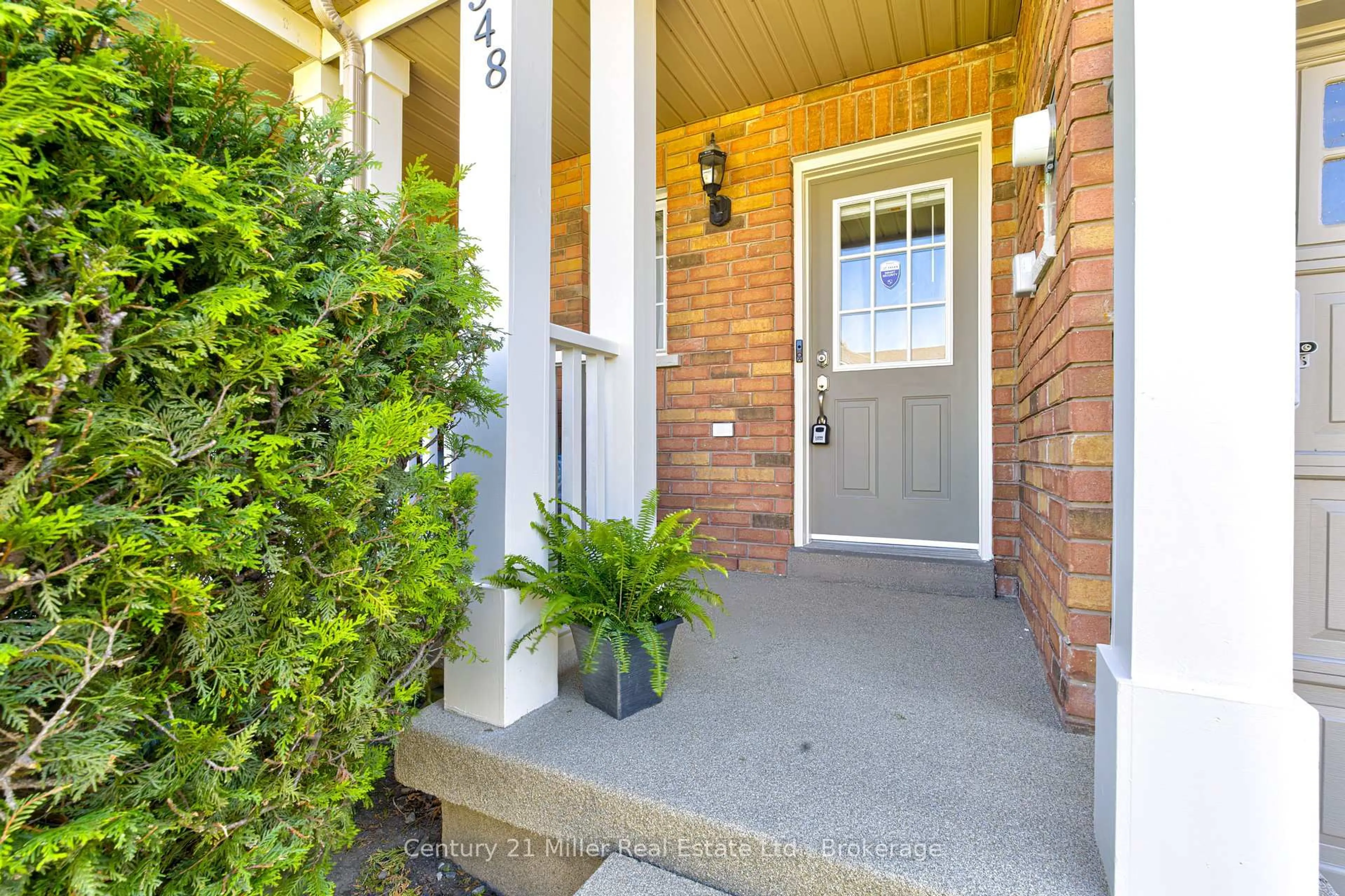 Indoor entryway for 5548 Linwell Pl, Mississauga Ontario L5M 6L7