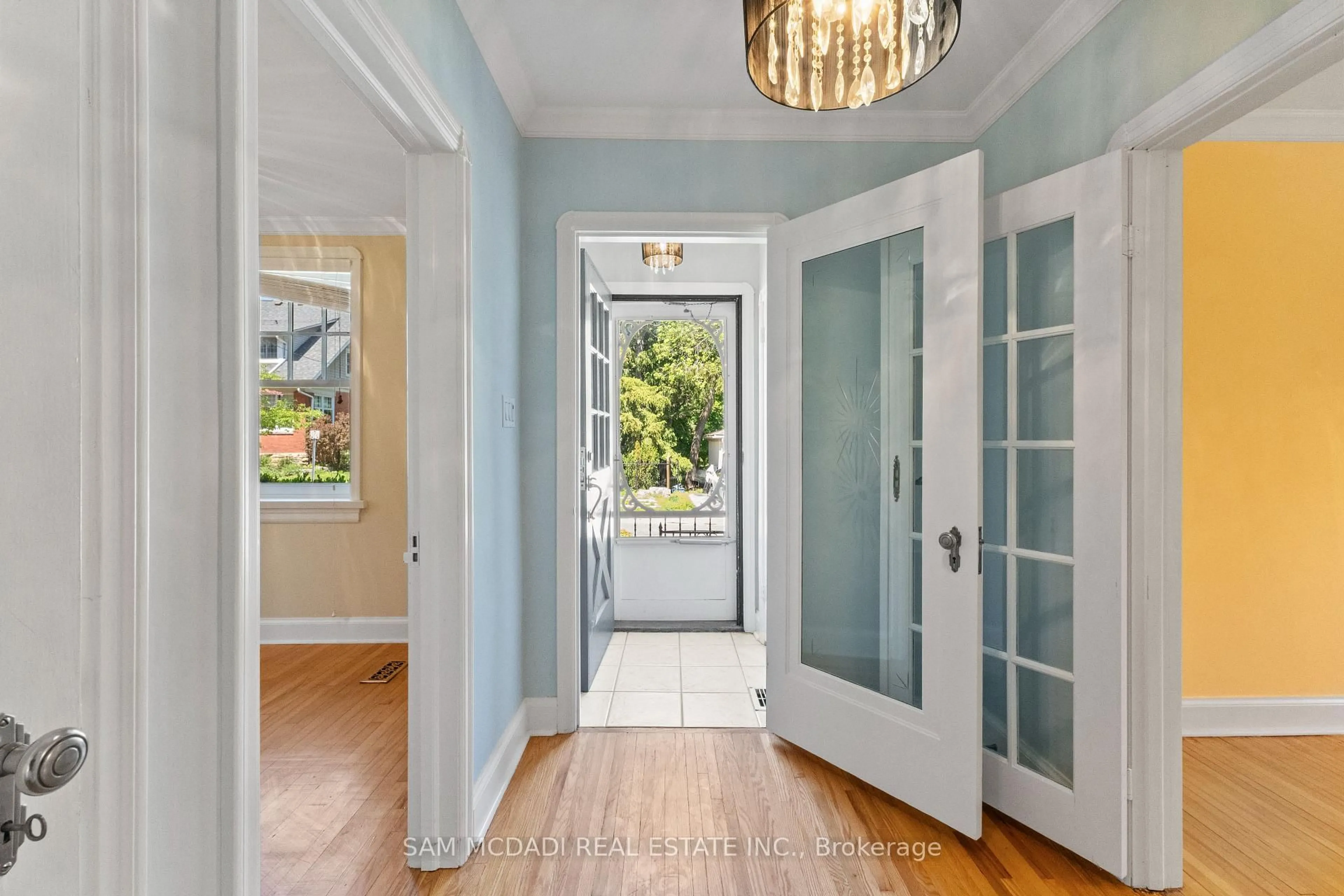 Indoor entryway for 61 Chapel St, Brampton Ontario L6W 2H5
