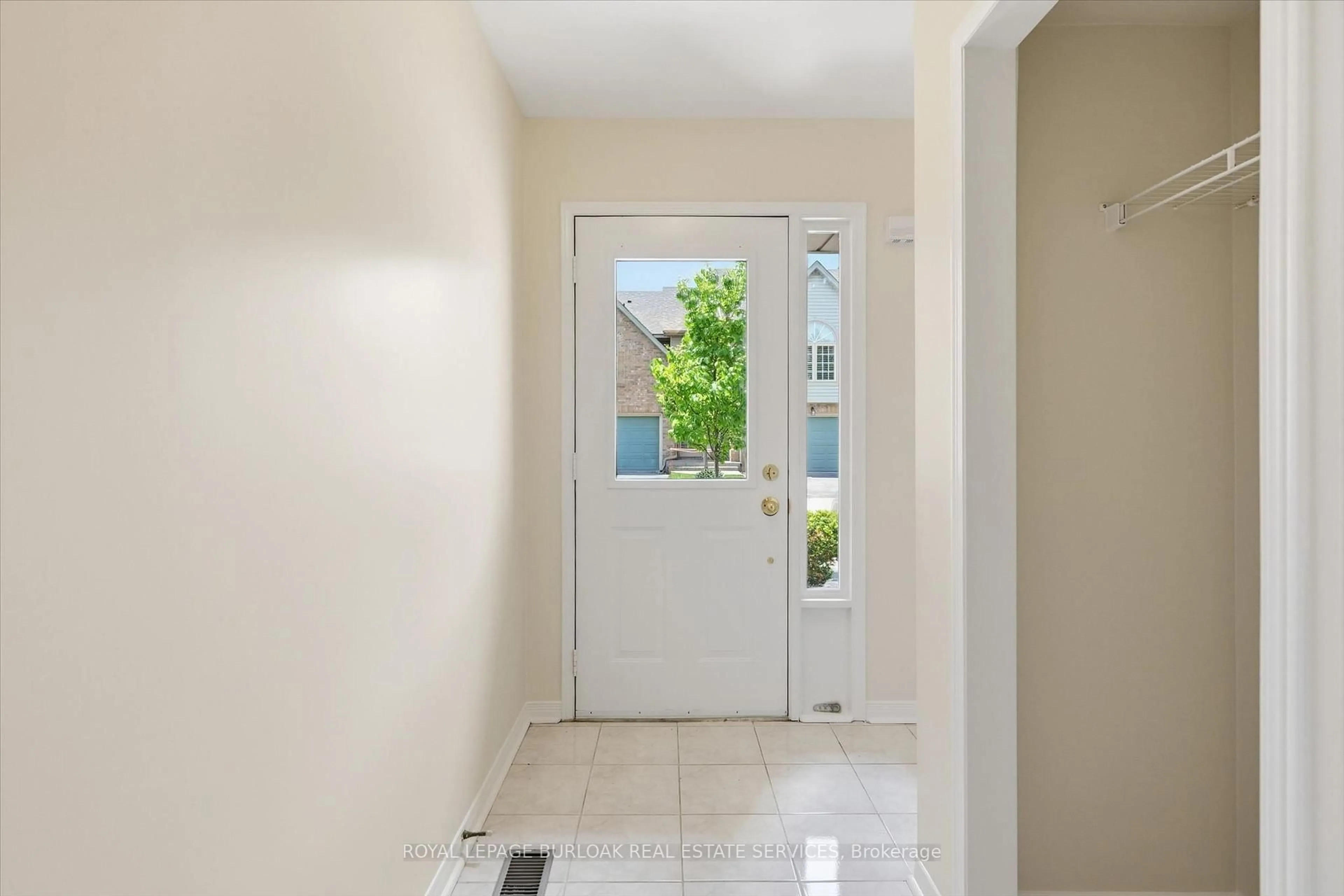 Indoor entryway for 3333 New St #19, Burlington Ontario L7N 1N1