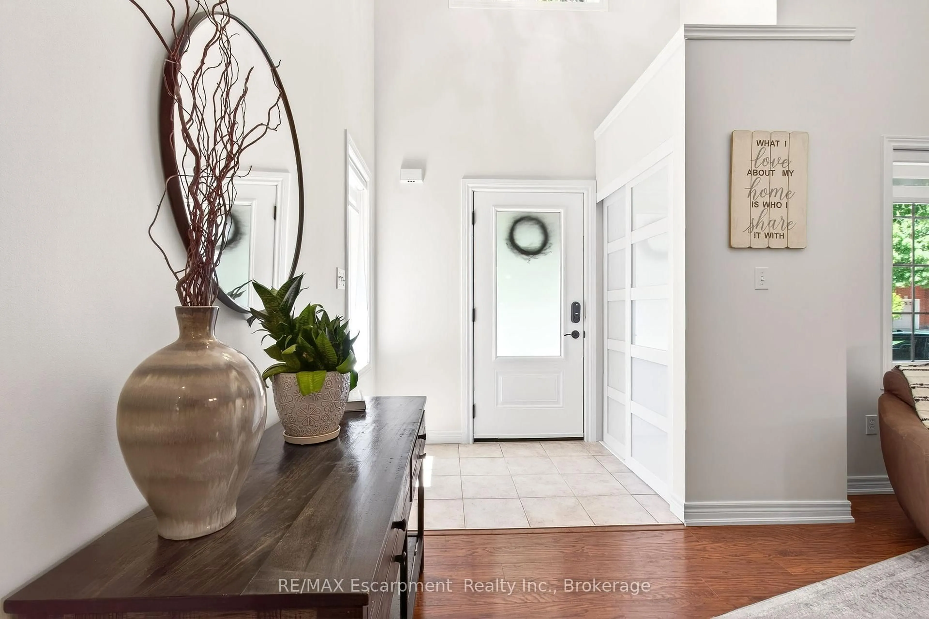 Indoor entryway for 5216 Garland Cres, Burlington Ontario L7L 7K9