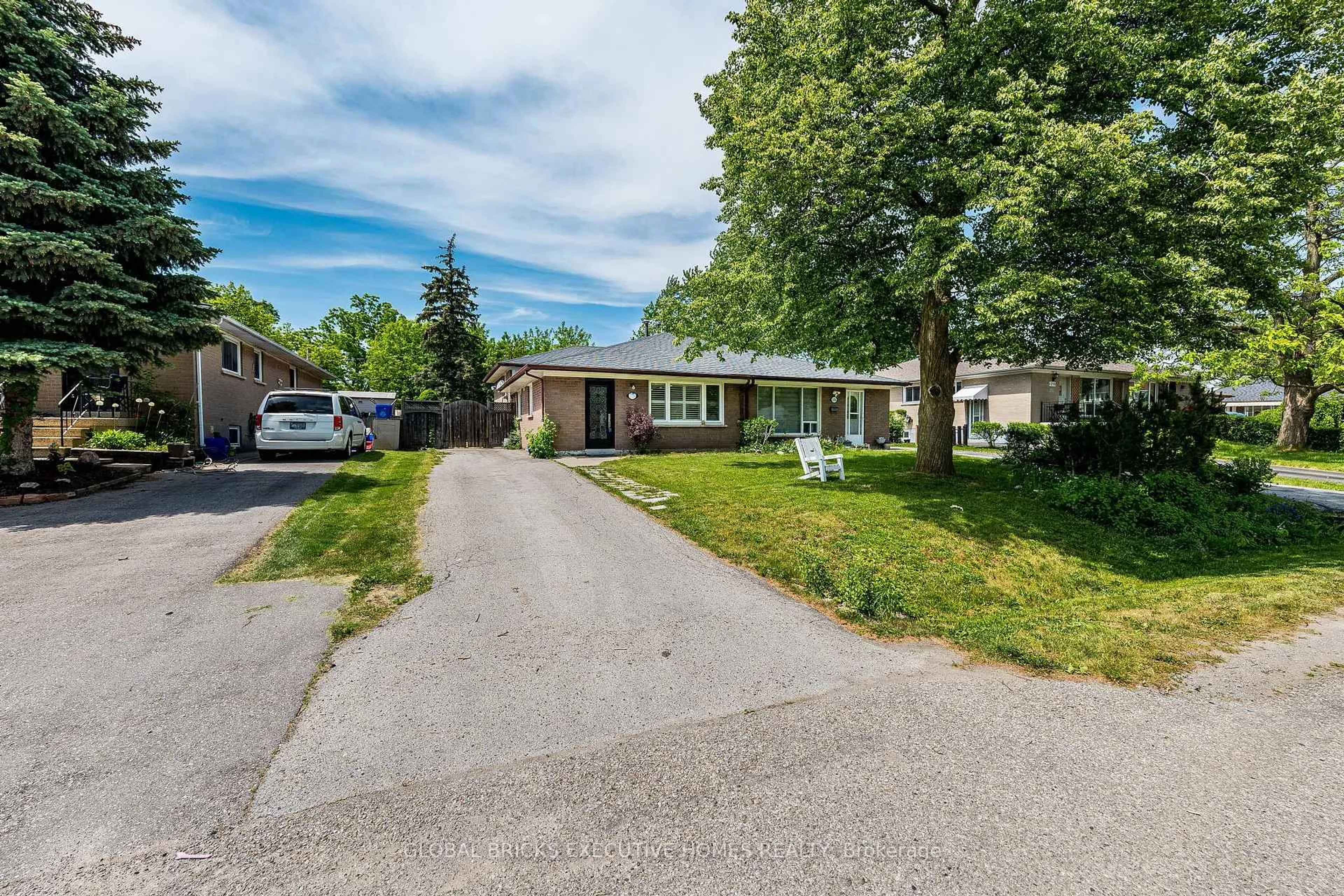 A pic from outside/outdoor area/front of a property/back of a property/a pic from drone, street for 1274 Redbank Cres, Oakville Ontario L6H 1Y5