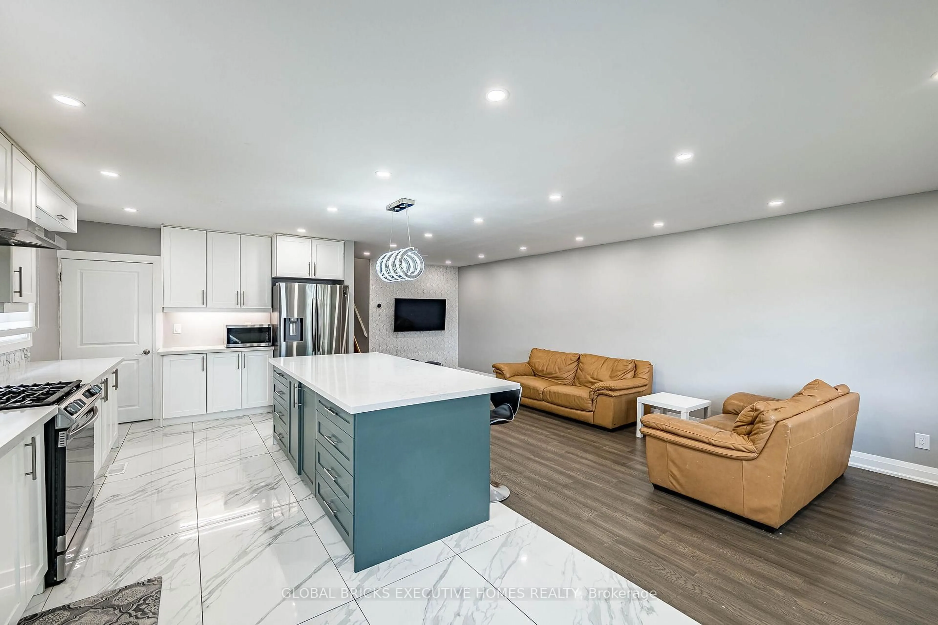 Open concept kitchen, ceramic/tile floor for 1274 Redbank Cres, Oakville Ontario L6H 1Y5