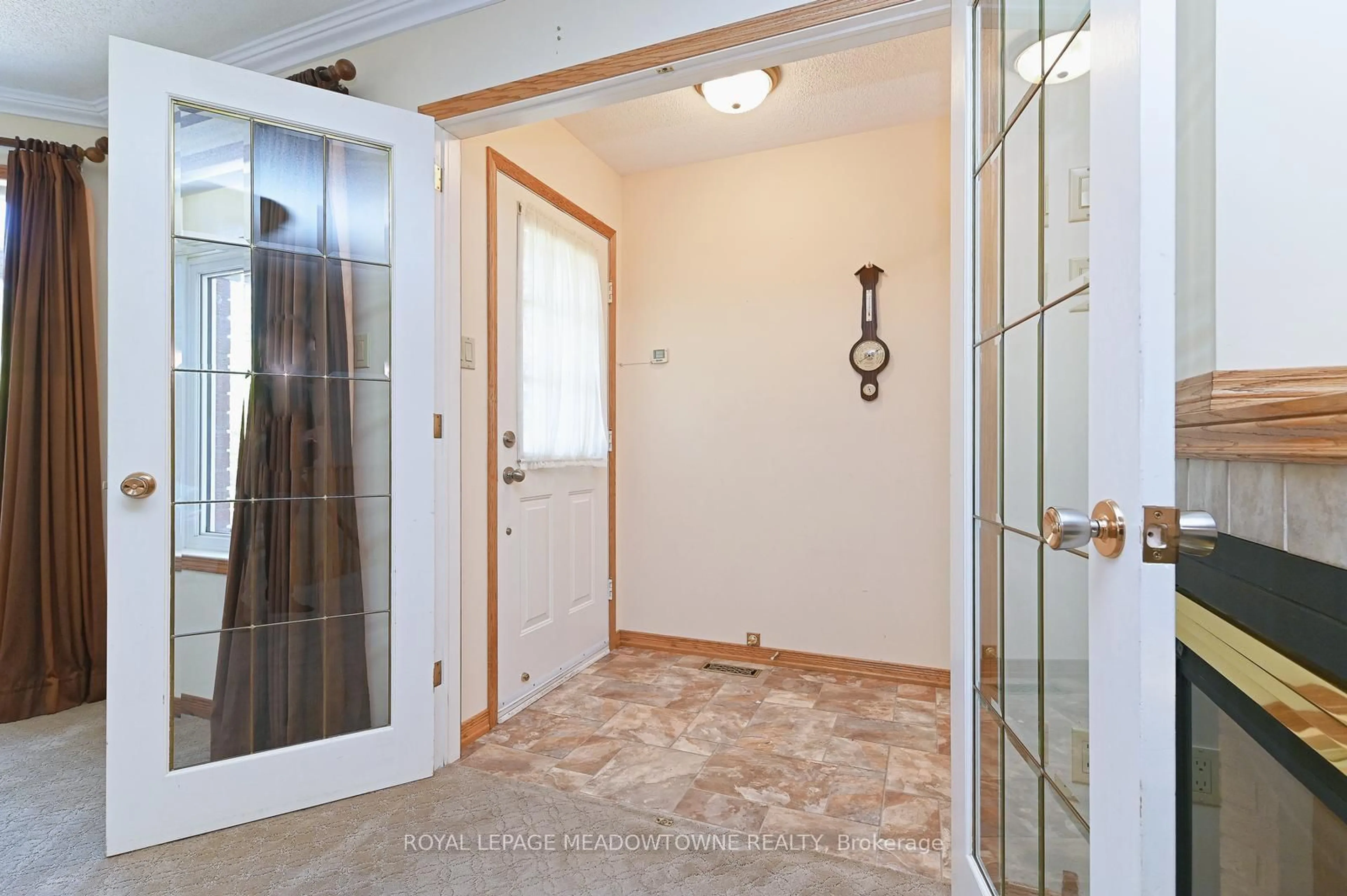 Indoor entryway for 16 Harrop Ave, Halton Hills Ontario L7G 5R2