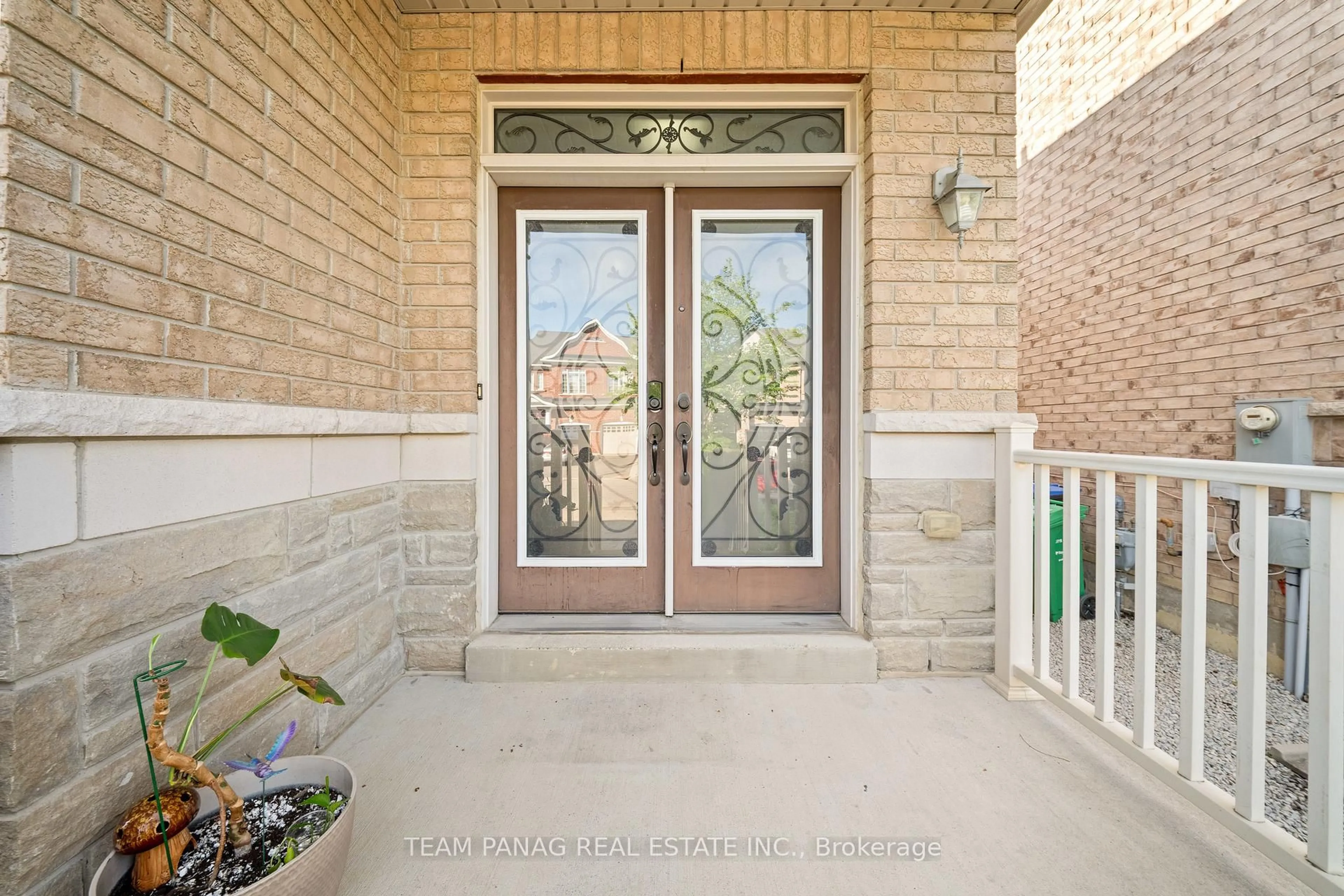 Indoor entryway for 15 Vanderpool Cres, Brampton Ontario L6P 3W9