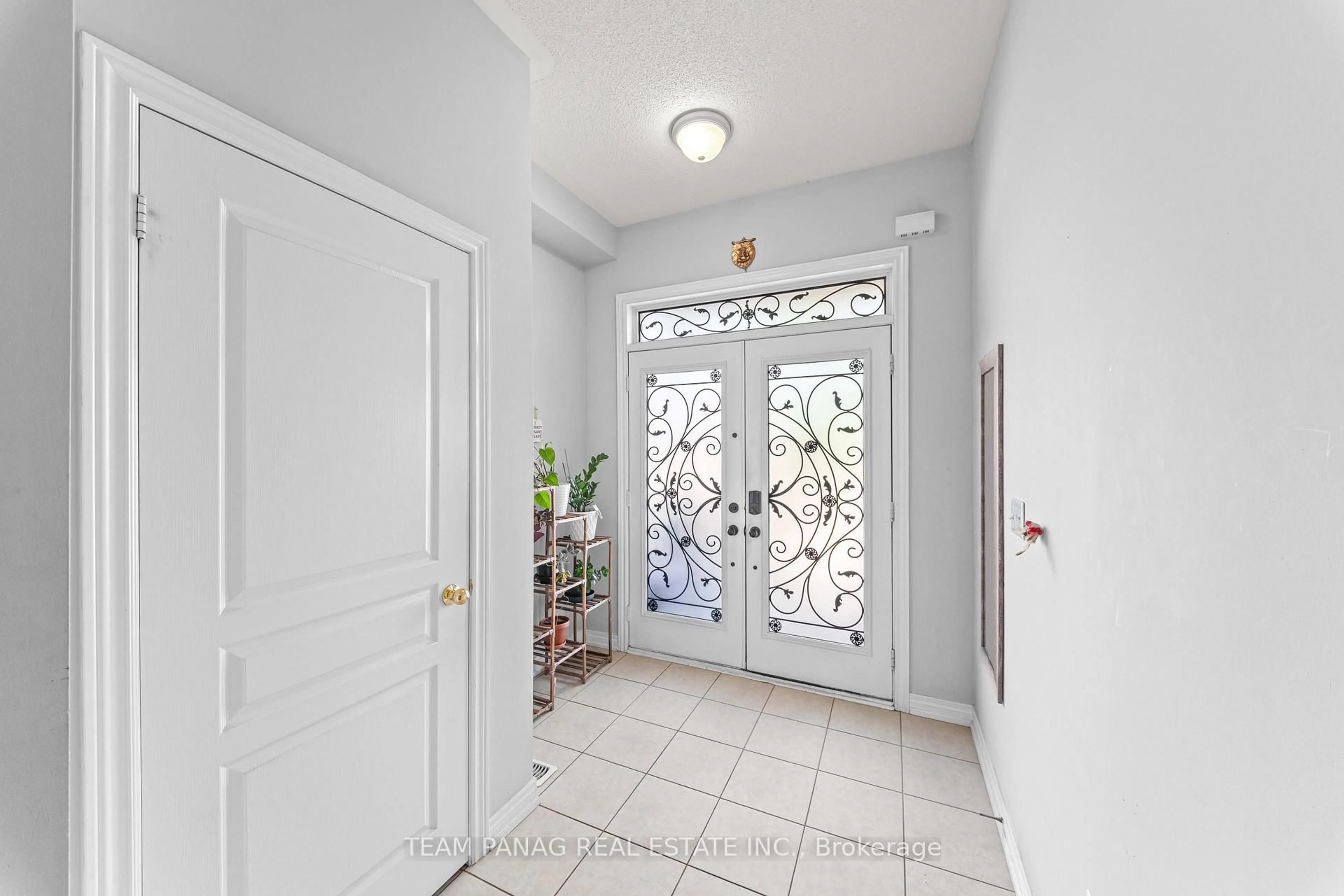 Indoor entryway for 15 Vanderpool Cres, Brampton Ontario L6P 3W9