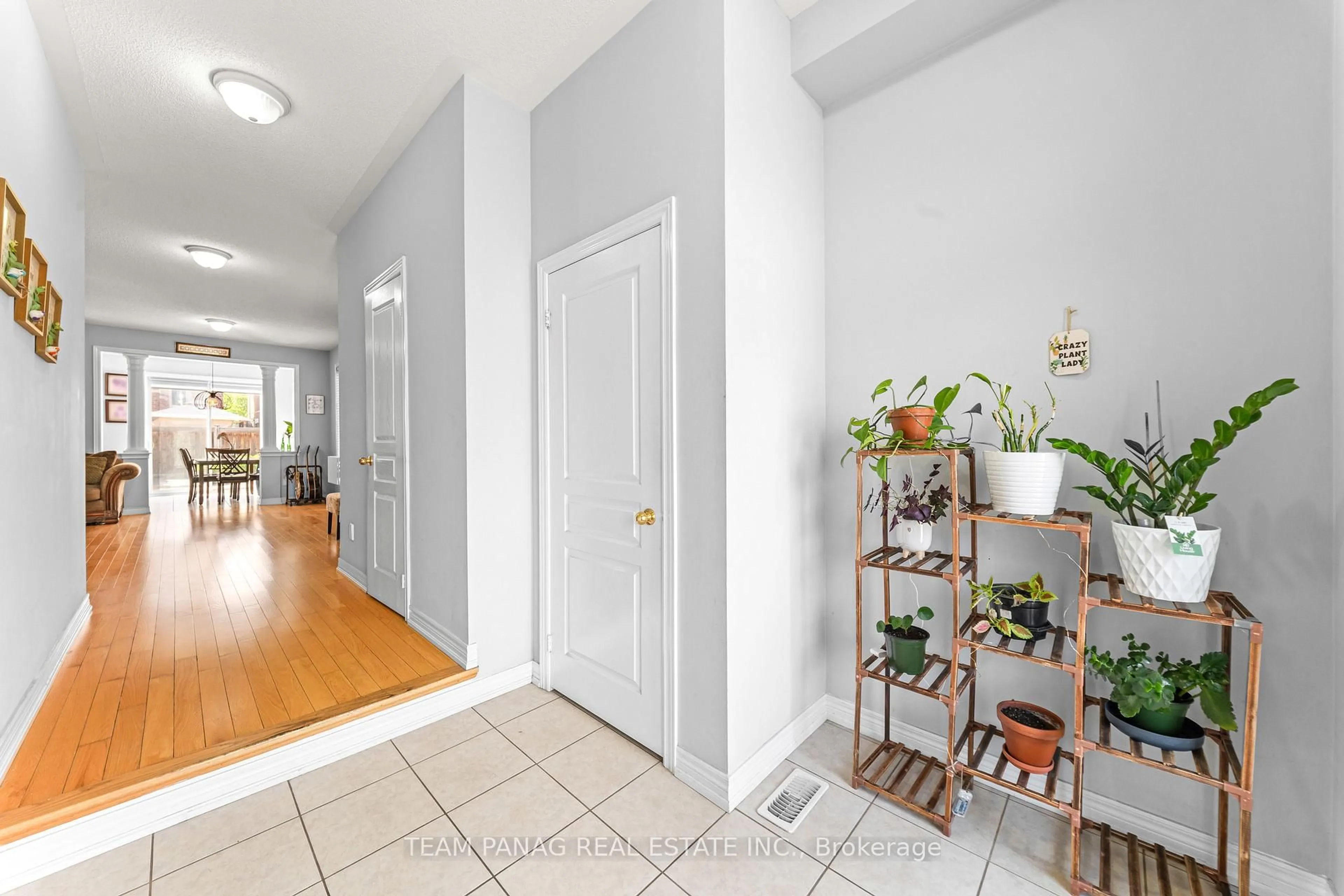 Indoor entryway for 15 Vanderpool Cres, Brampton Ontario L6P 3W9