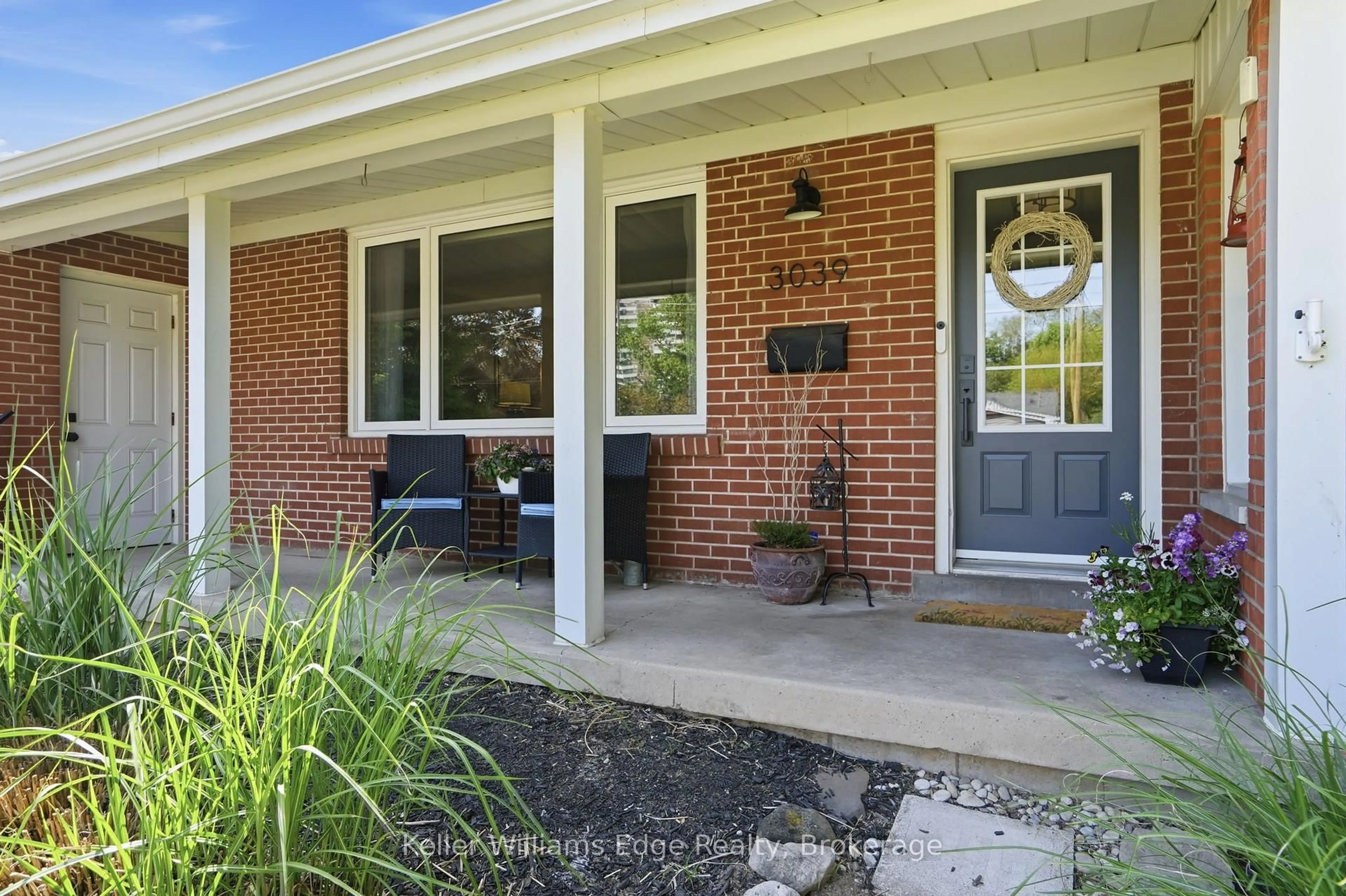 Home with brick exterior material, street for 3039 Briarwood Cres, Burlington Ontario L7N 2J9