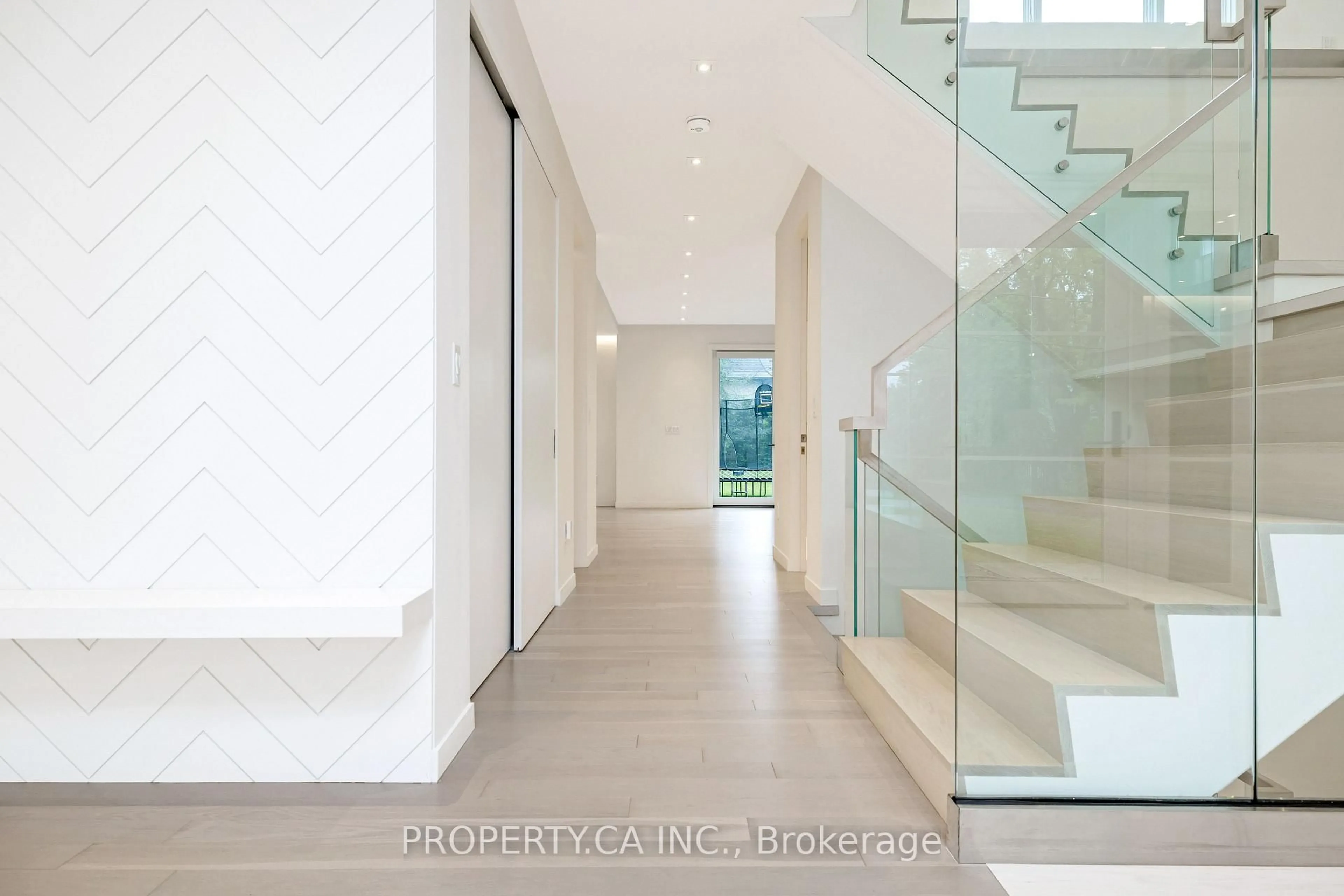 Indoor entryway for 14 Belvedere Dr, Oakville Ontario L6L 4B6