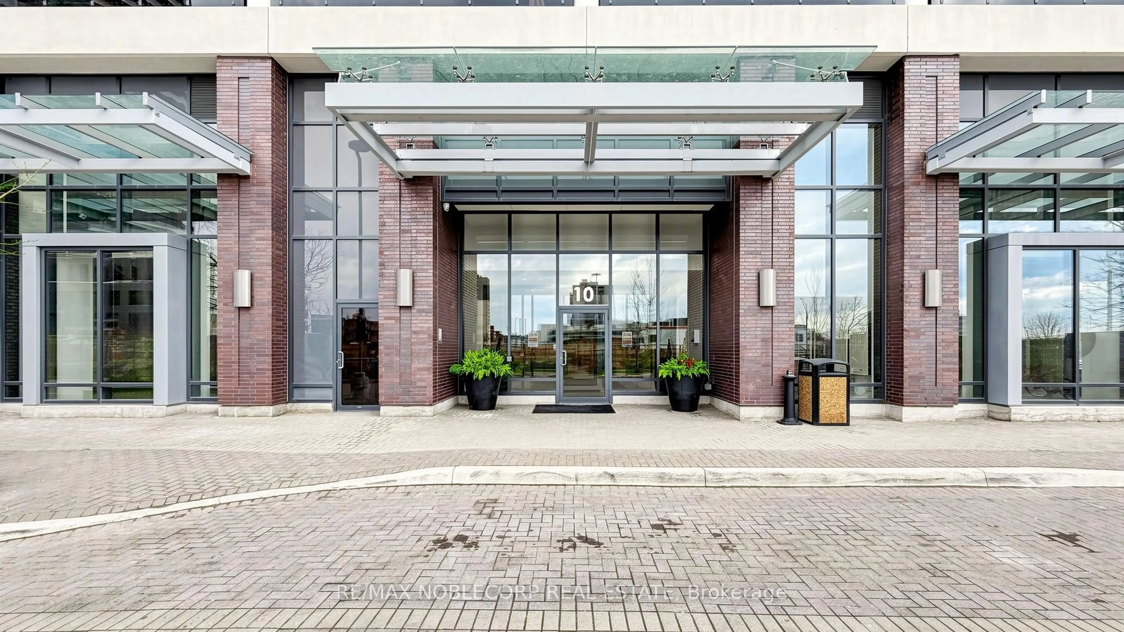 Indoor foyer for 10 Gibbs Rd #616, Toronto Ontario M9B 0E2