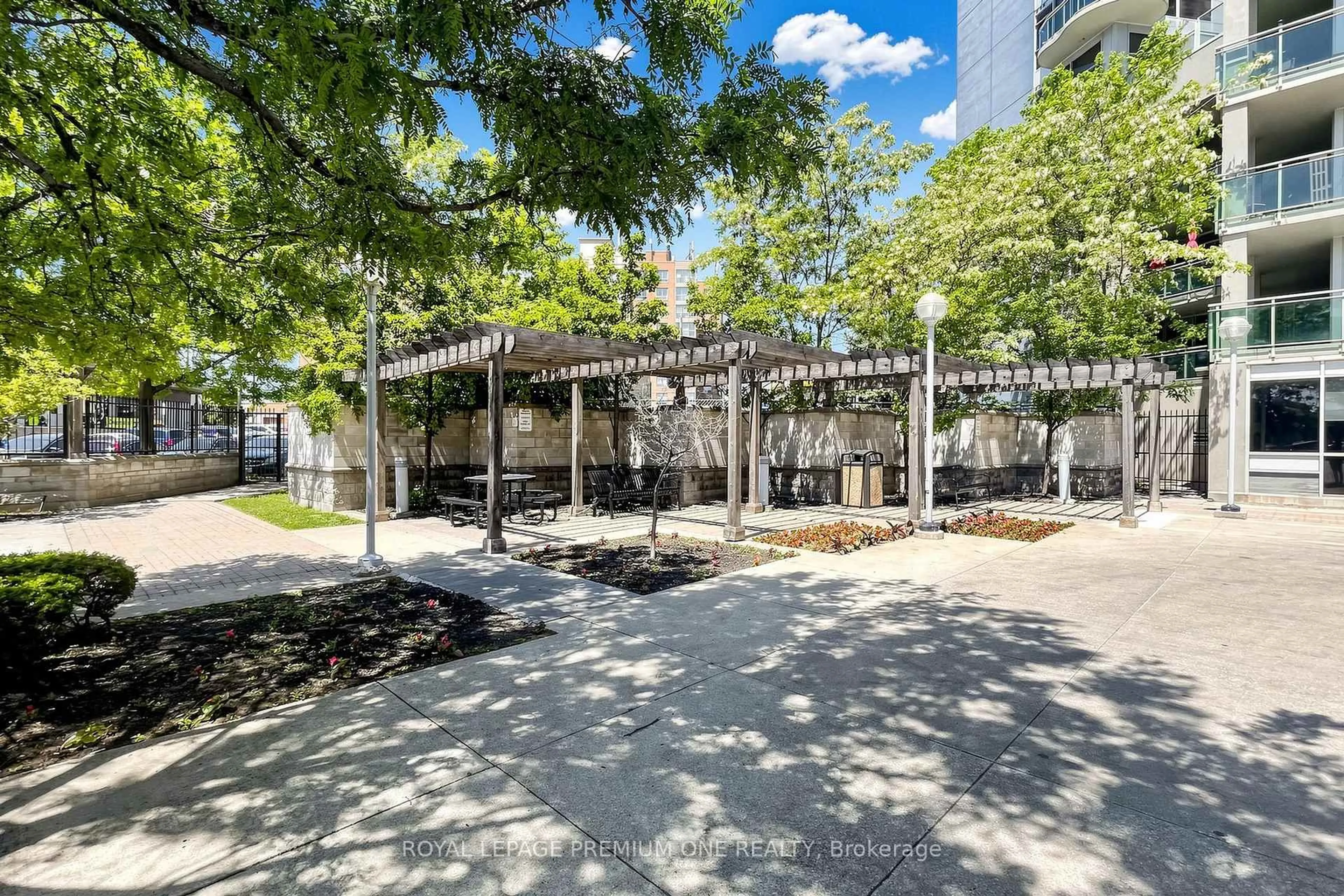 Patio, street for 1600 Keele St #913, Toronto Ontario M5H 5T5