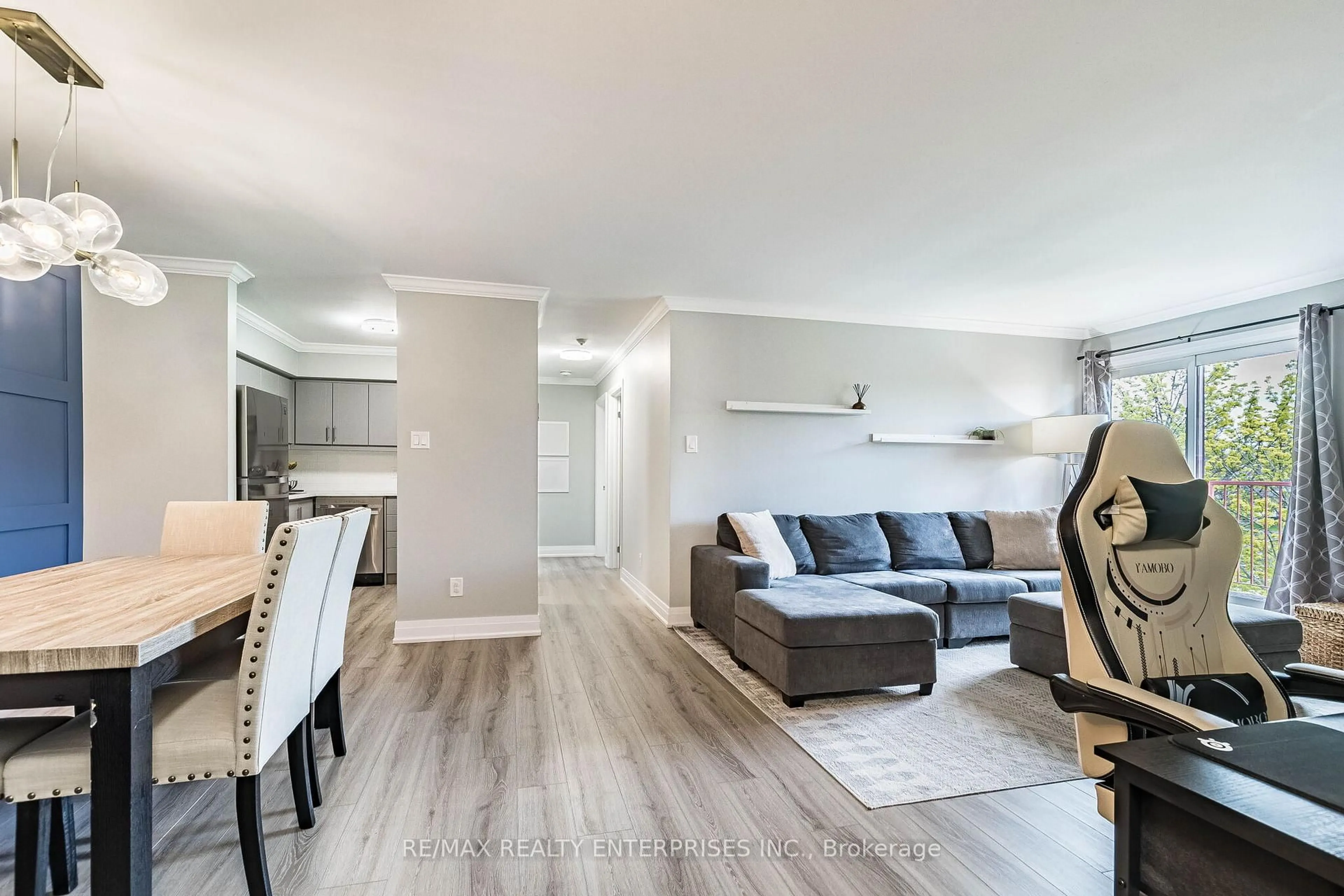 Living room with furniture, wood/laminate floor for 1508 Pilgrims Way #832, Oakville Ontario L6M 3H1