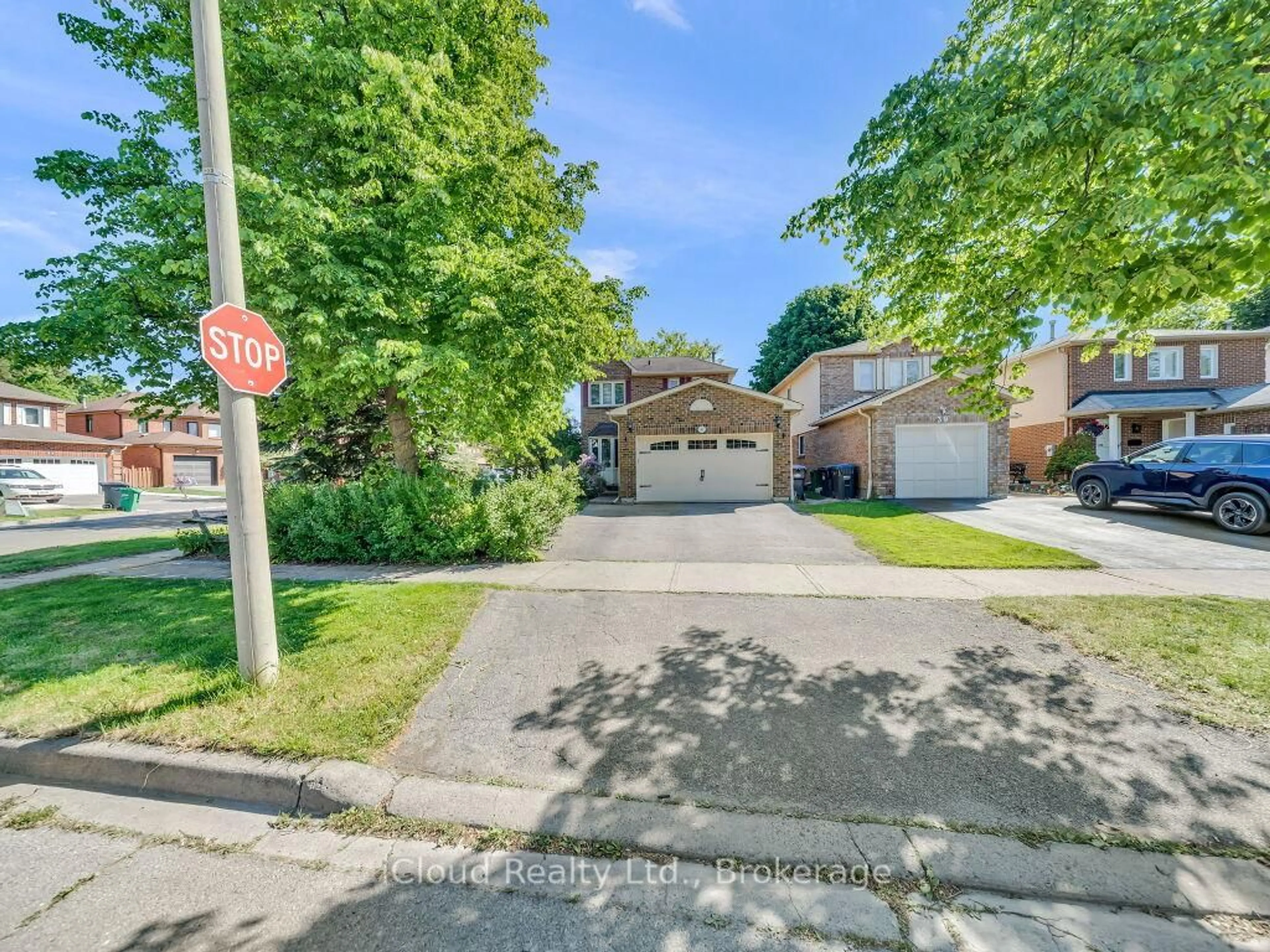 A pic from outside/outdoor area/front of a property/back of a property/a pic from drone, street for 41 Mount Pleasant Dr, Brampton Ontario L9Z 2P3