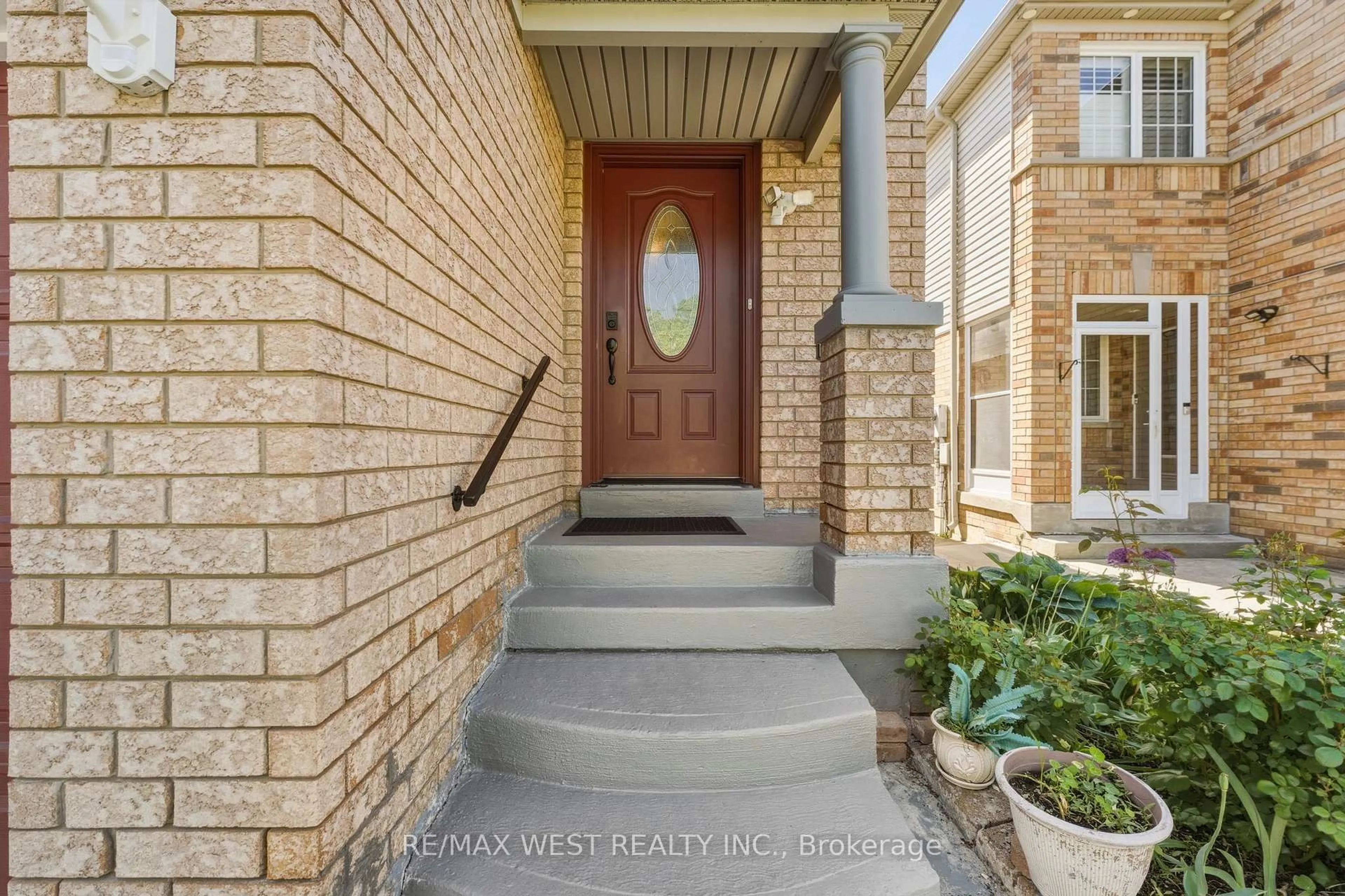 Indoor entryway for 18 Needlewood Lane, Brampton Ontario L6R 2N2