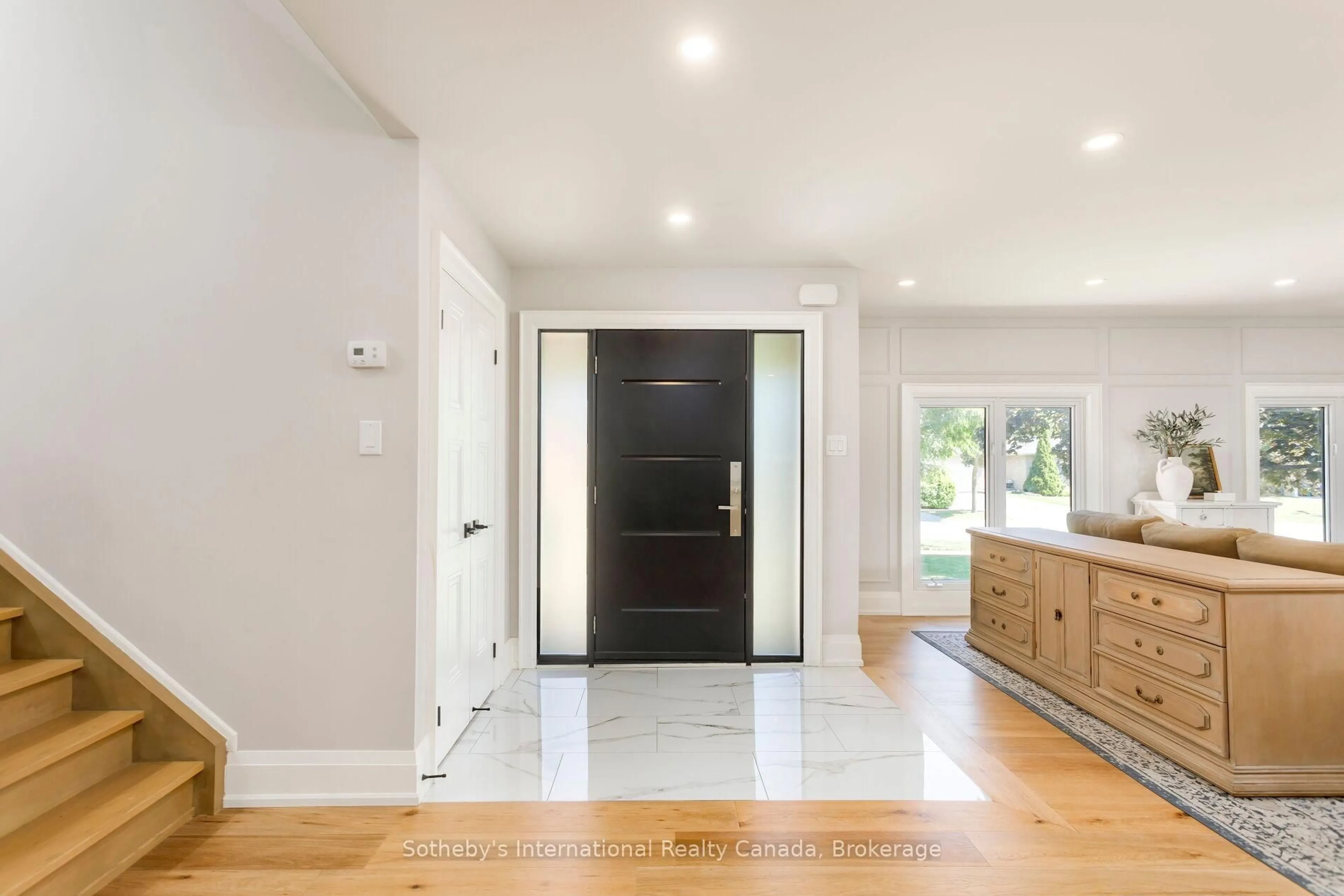 Indoor entryway for 312 Pinegrove Rd, Oakville Ontario L6K 3R1