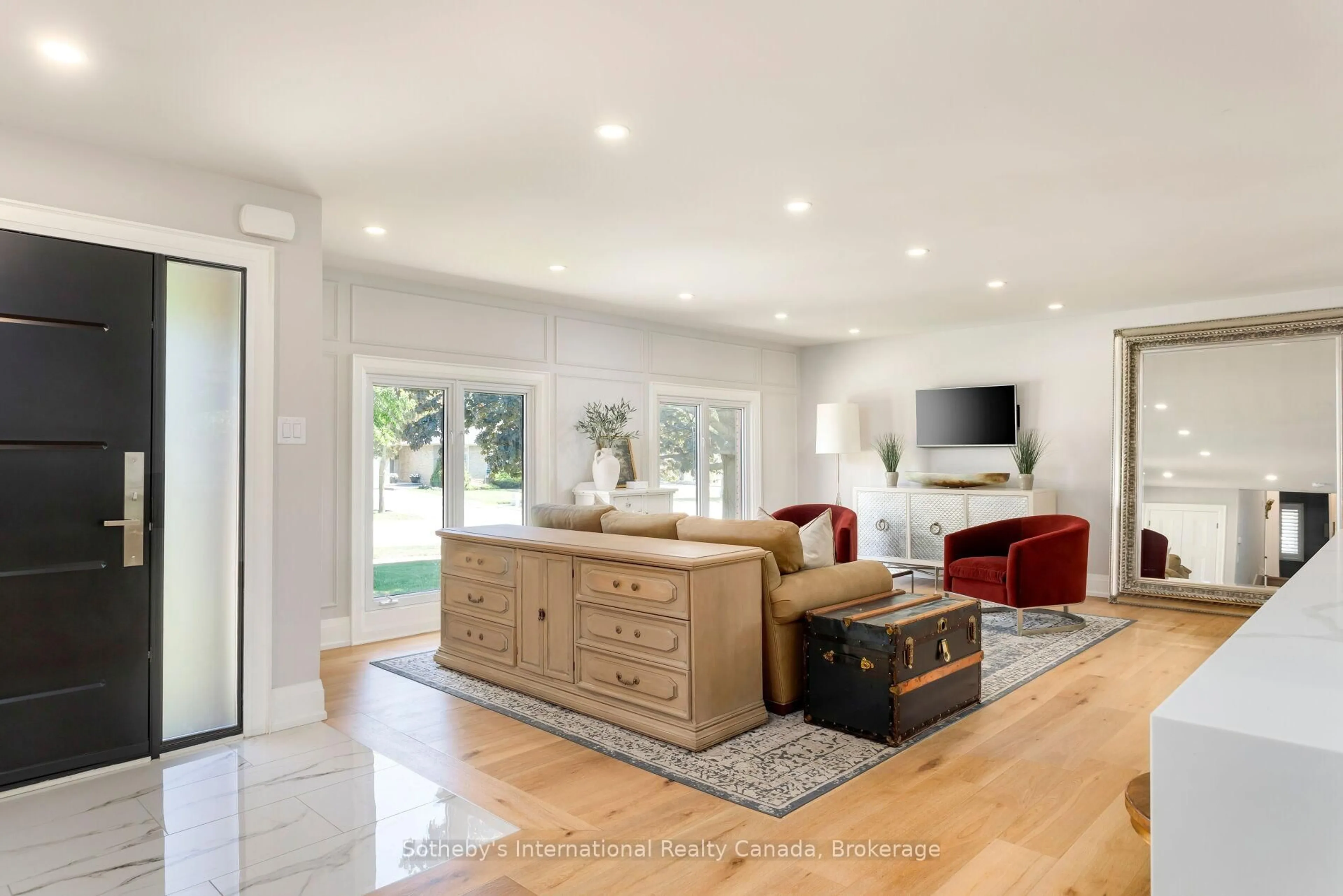 Living room with furniture, unknown for 312 Pinegrove Rd, Oakville Ontario L6K 3R1