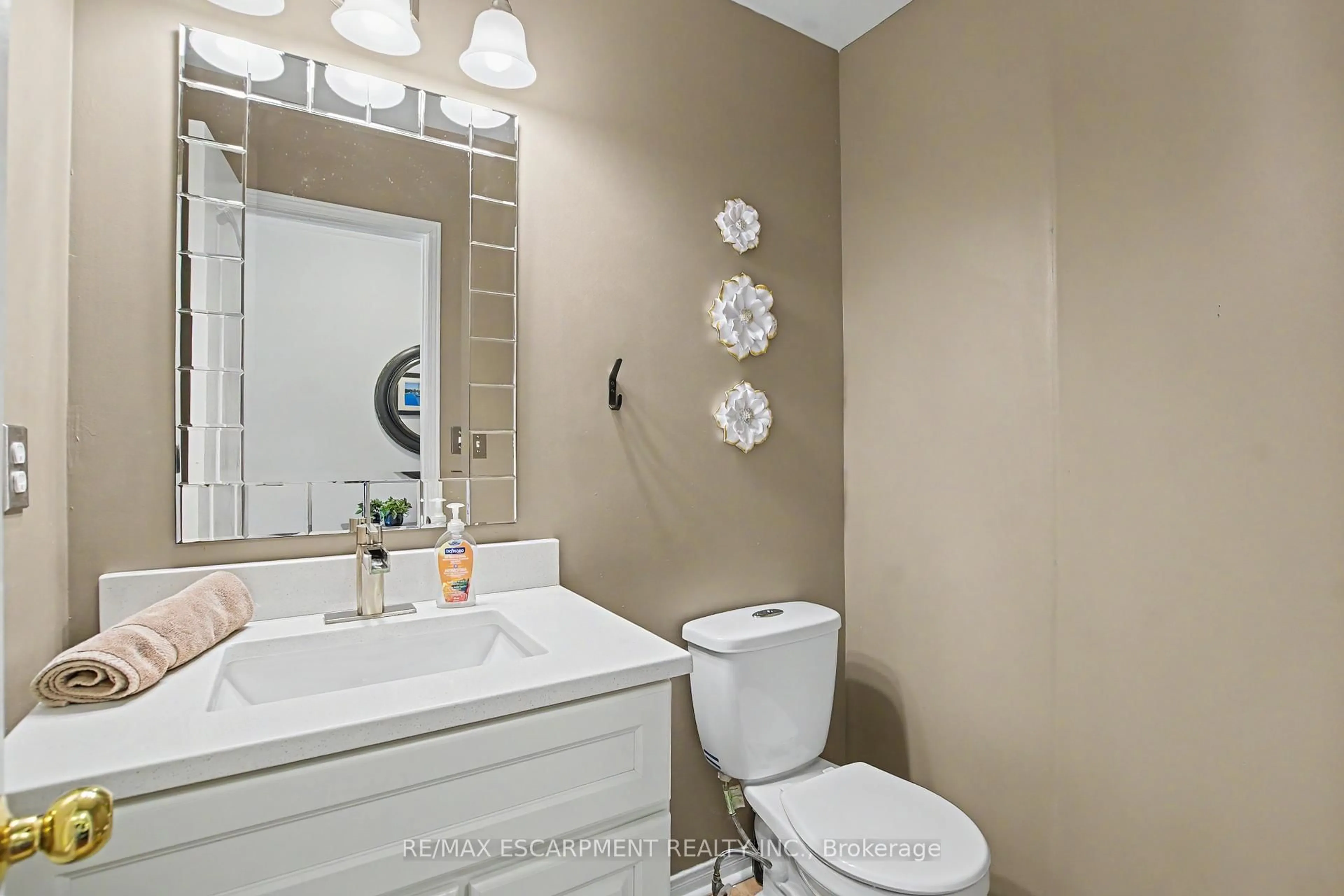 Standard bathroom, ceramic/tile floor for 5372 Cachet Cres, Burlington Ontario L7L 7N6
