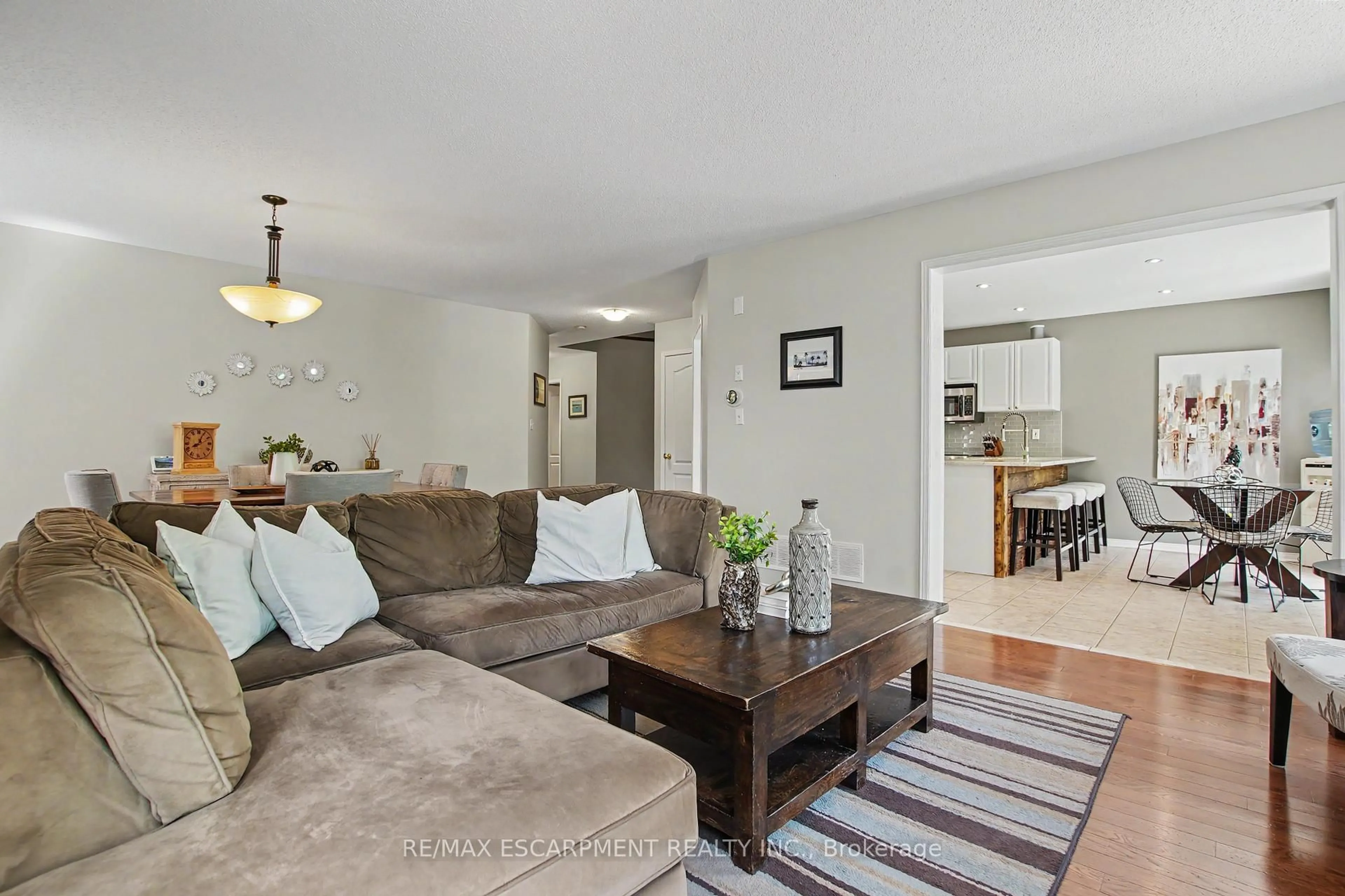 Living room with furniture, unknown for 5372 Cachet Cres, Burlington Ontario L7L 7N6