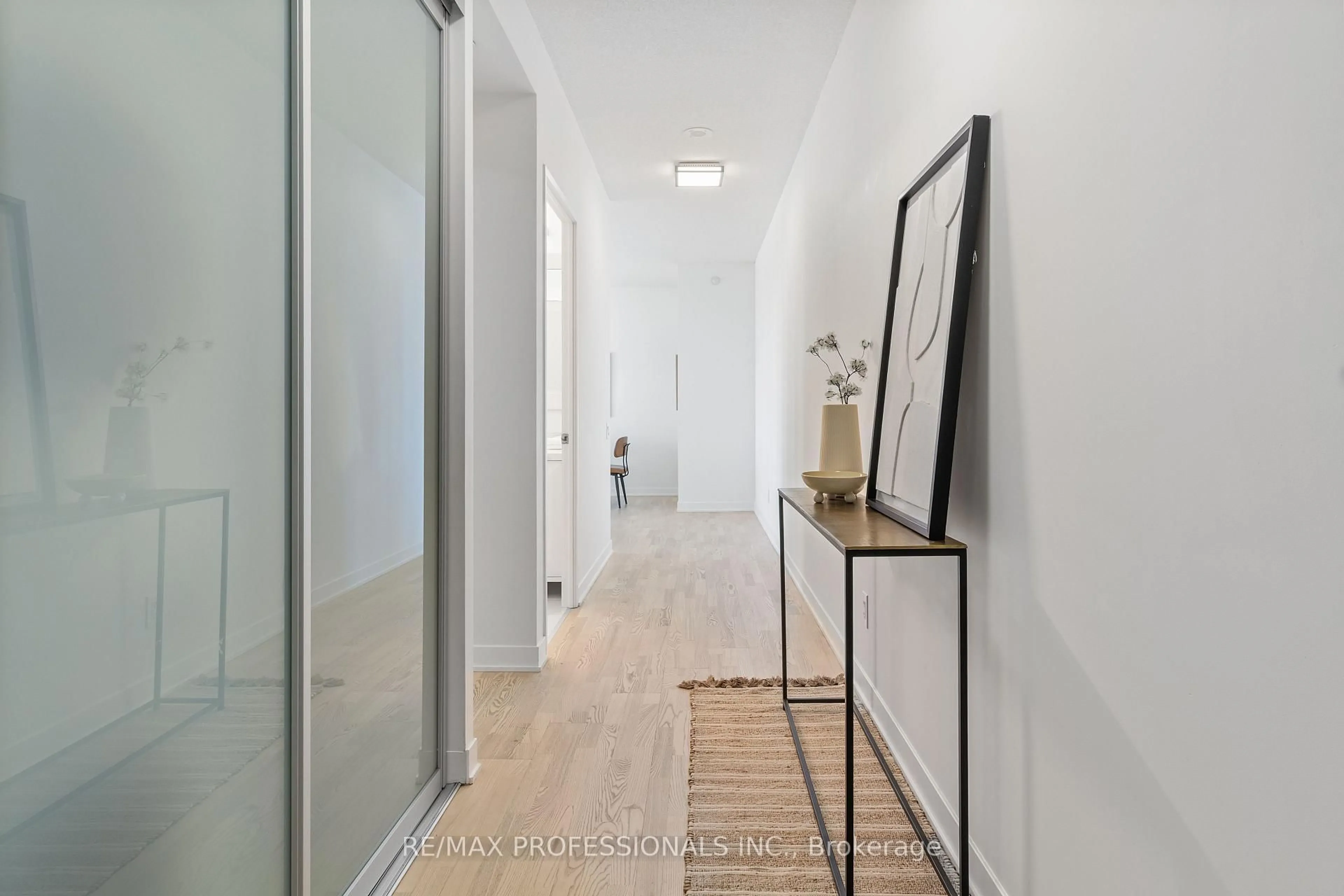 Indoor entryway for 90 Park Lawn Rd #1708, Toronto Ontario M8Y 0B6