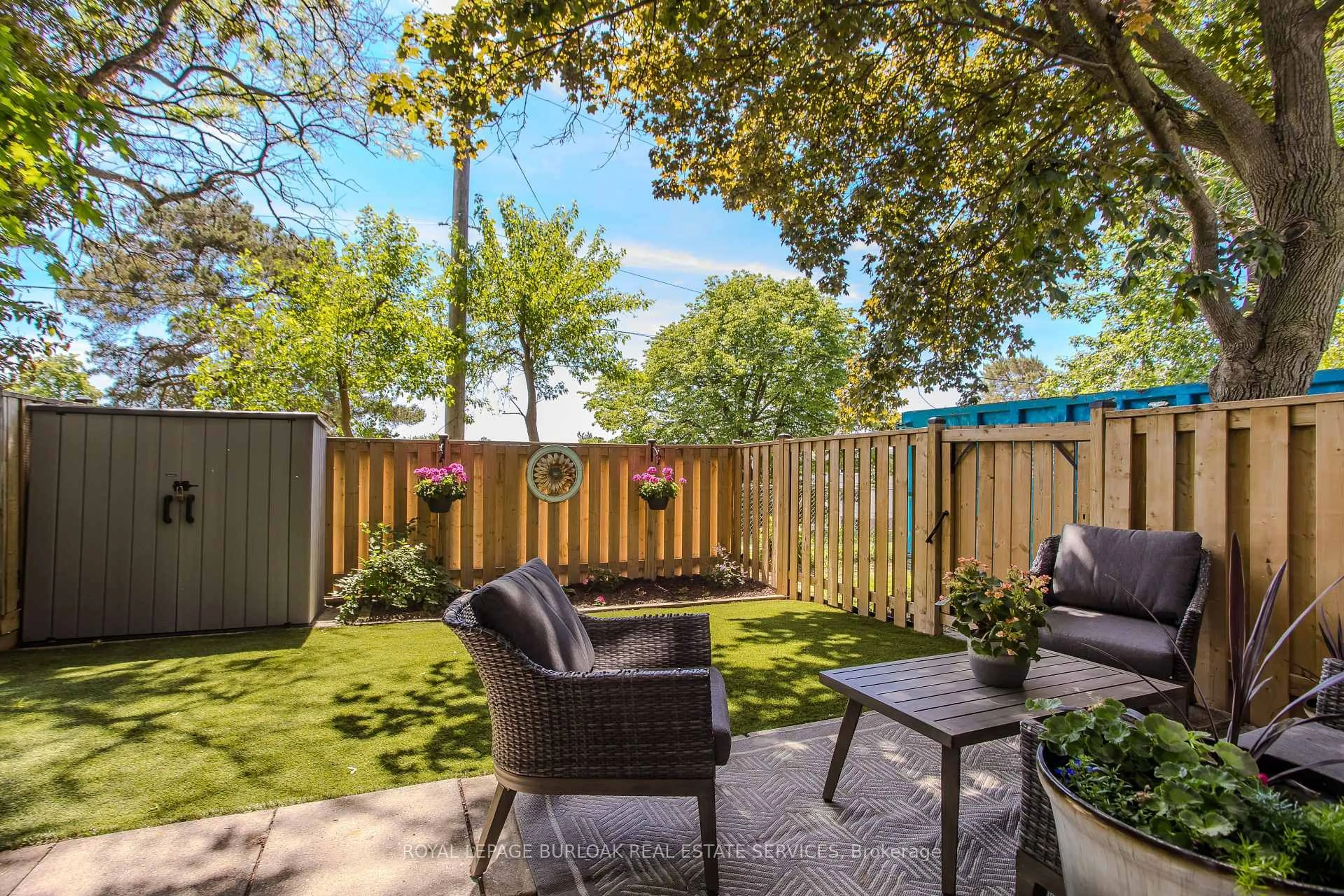Patio, street for 2157 Mountain Grove Ave, Burlington Ontario L7P 2H8