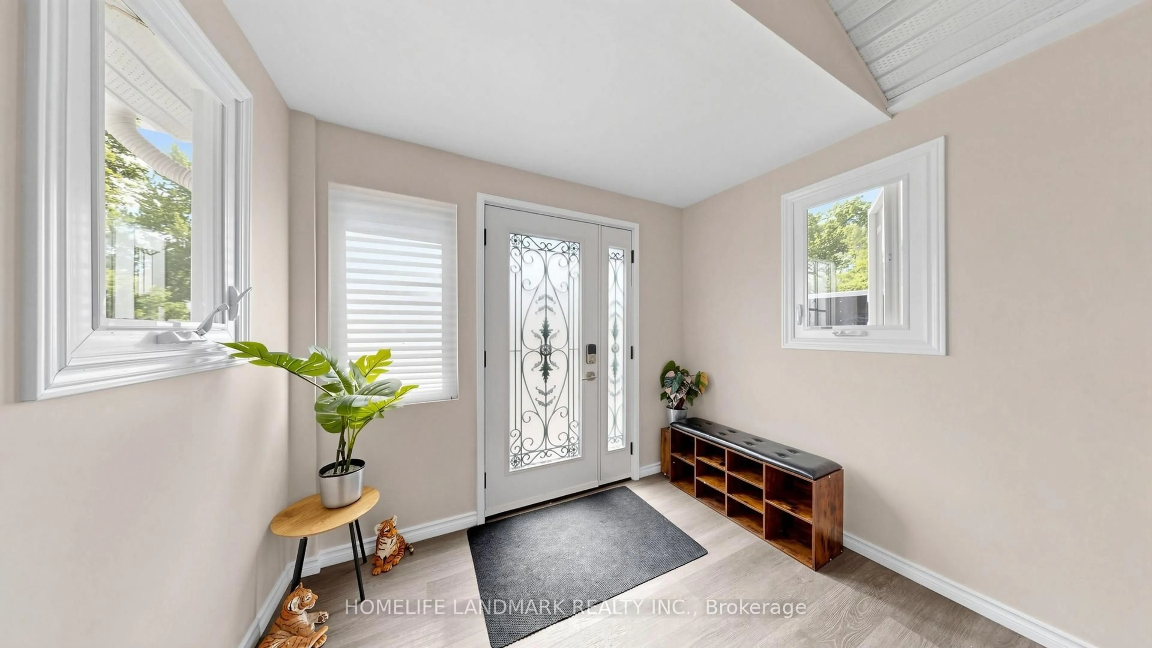 Indoor entryway for 42 Glenmore Cres, Brampton Ontario L6S 1H8