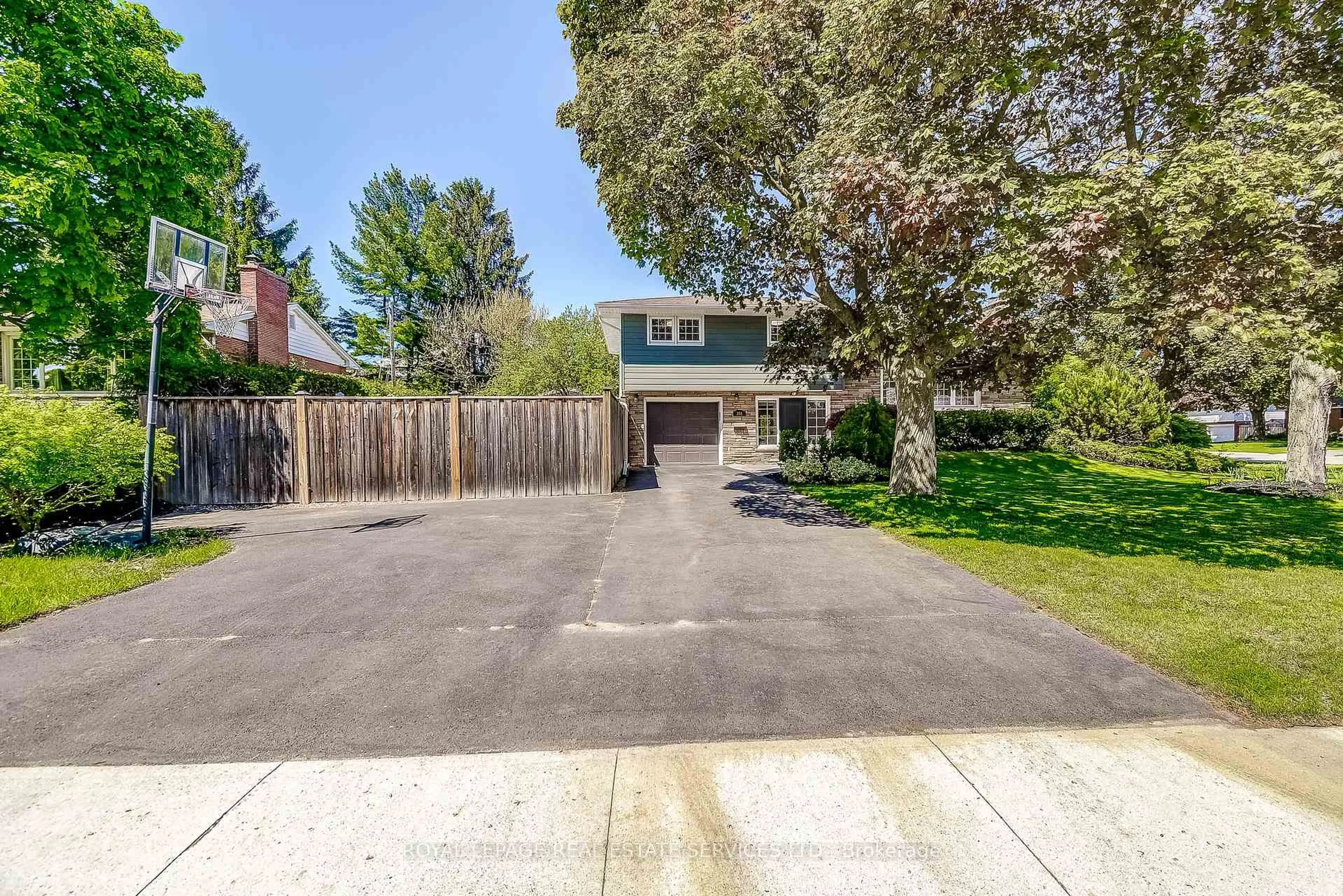 A pic from outside/outdoor area/front of a property/back of a property/a pic from drone, street for 351 Strathcona Dr, Burlington Ontario L7L 2E4