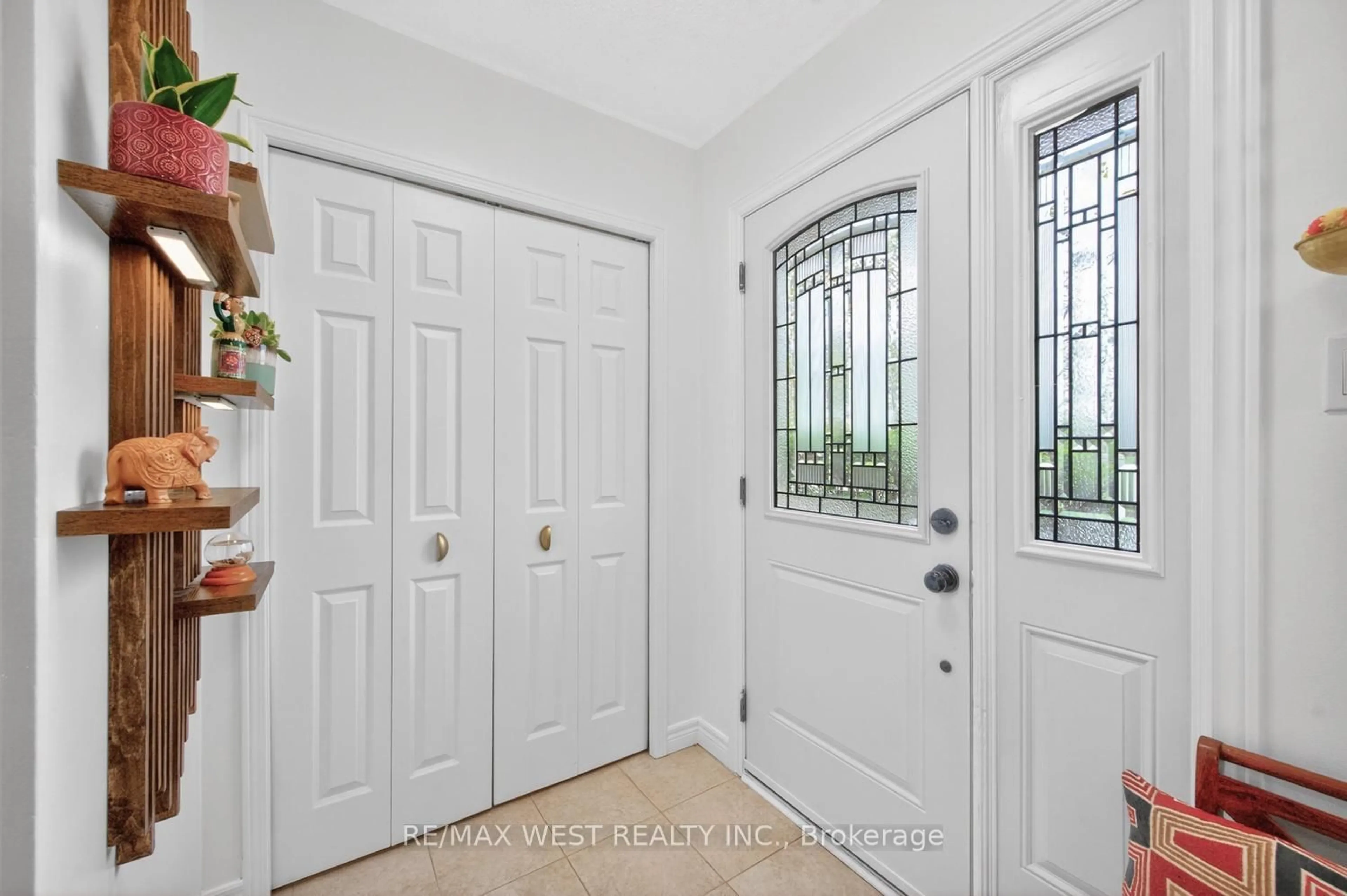 Indoor entryway for 2065 Amherst Heights Crt #38, Burlington Ontario L7P 4R7