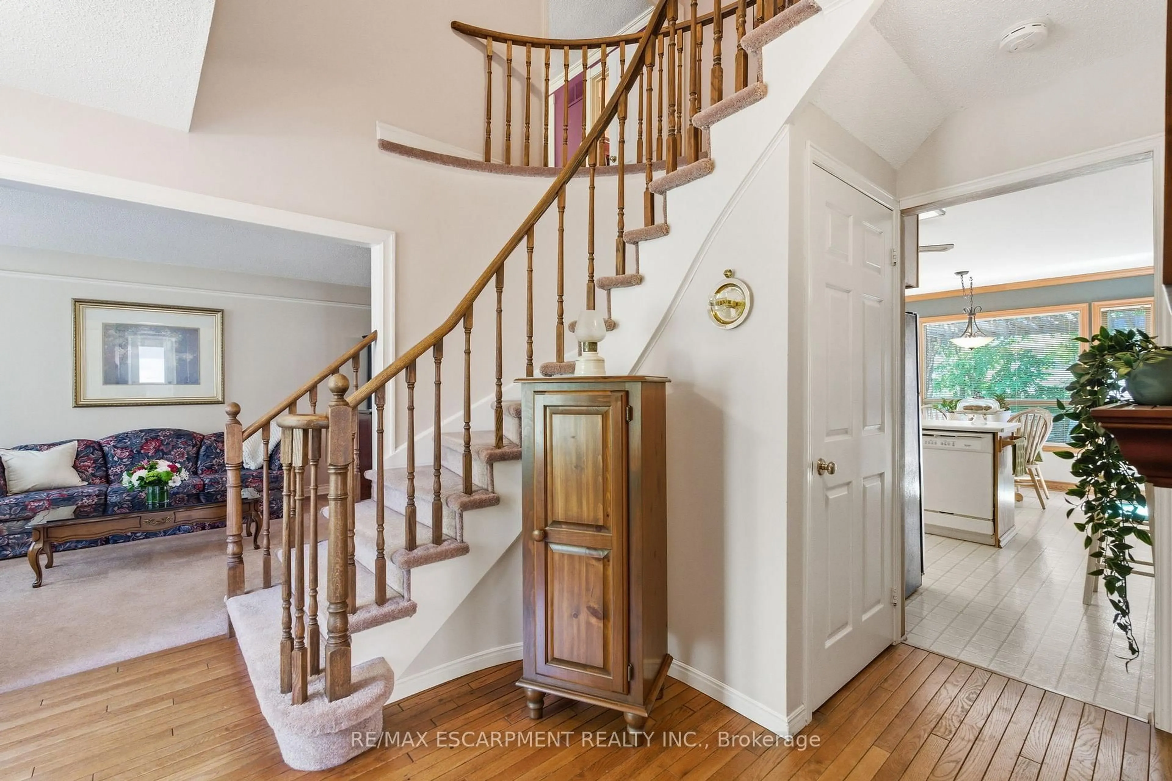 Indoor entryway for 2136 Winding Way, Burlington Ontario L7M 2X9