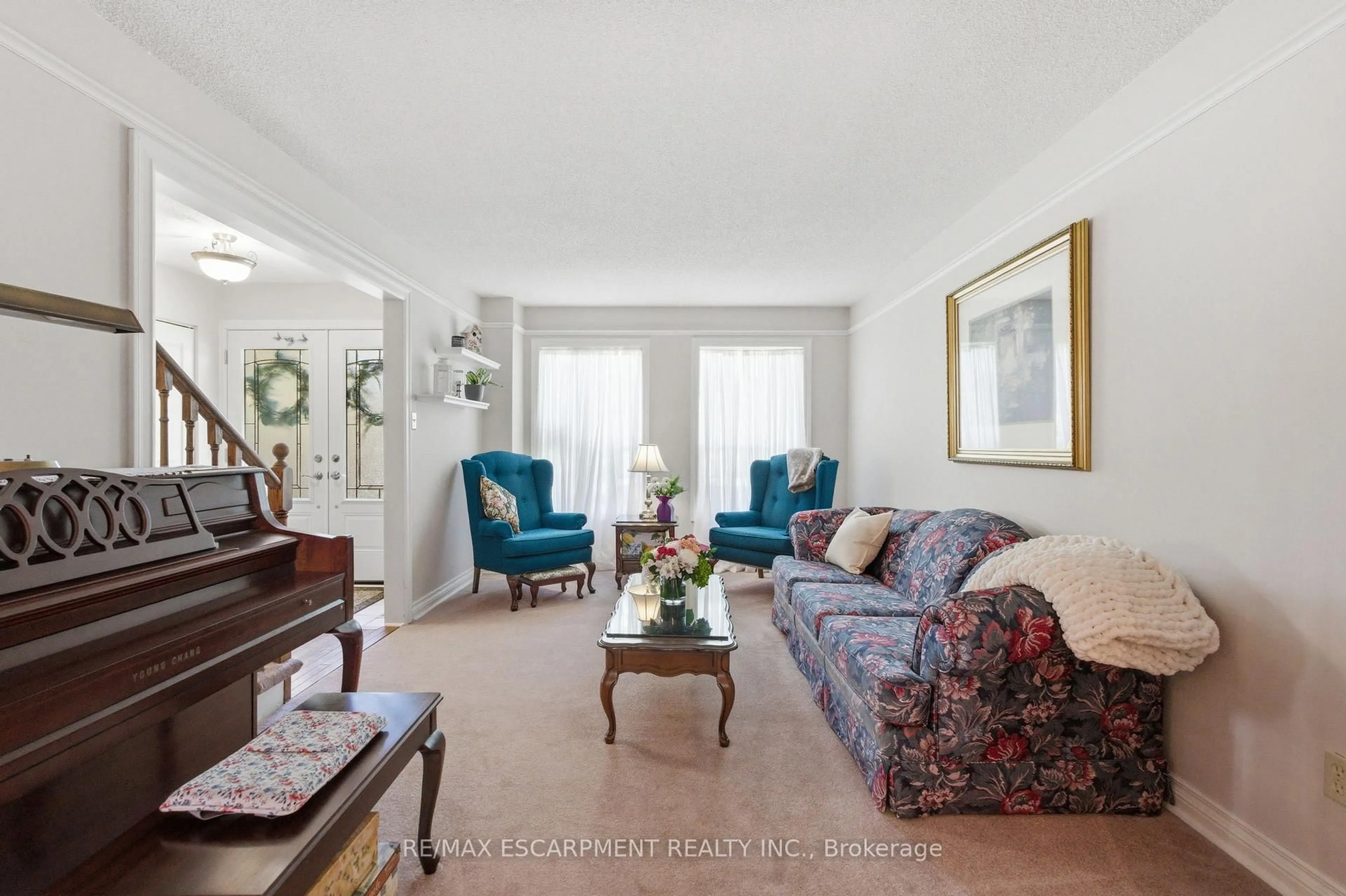Living room with furniture, unknown for 2136 Winding Way, Burlington Ontario L7M 2X9