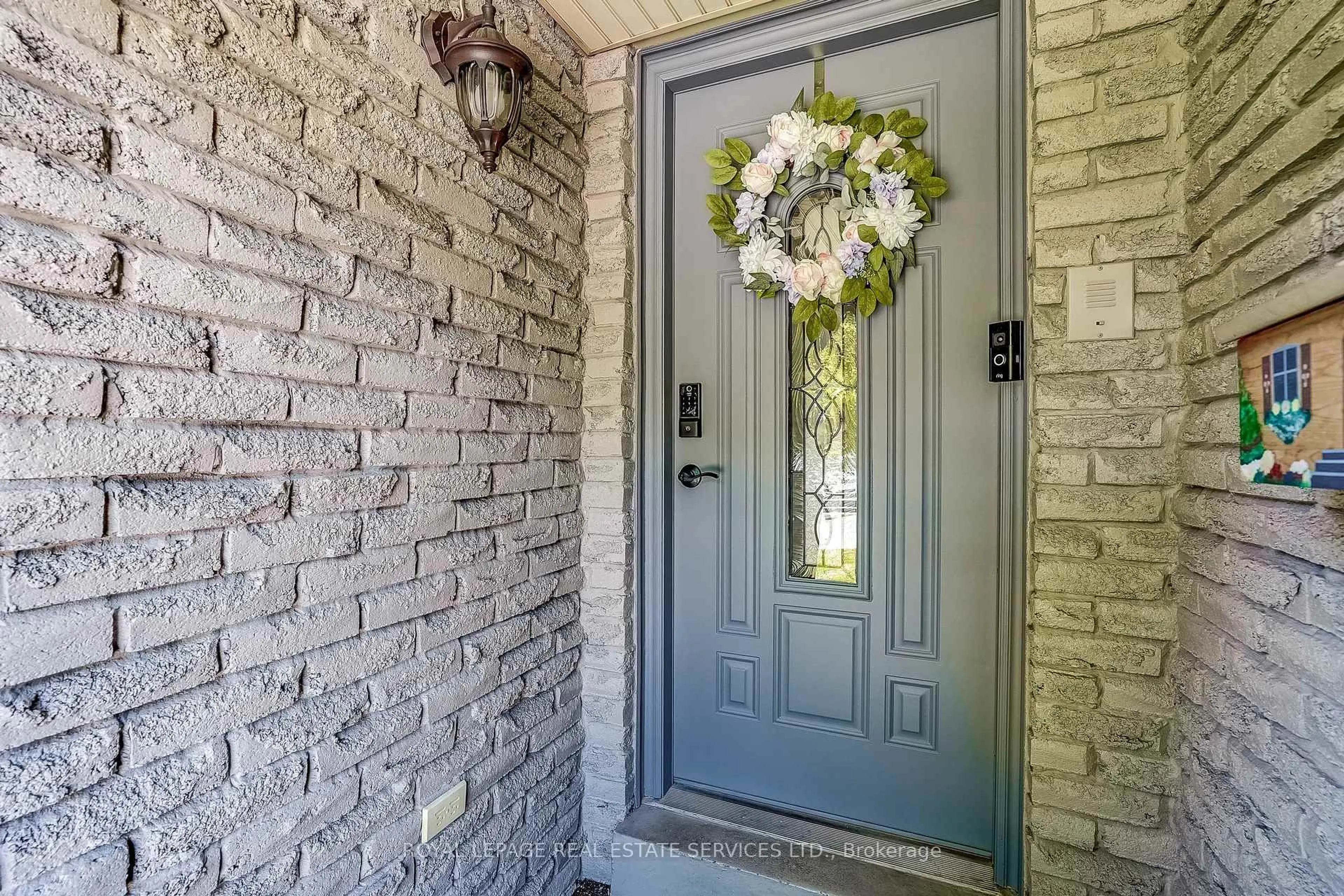 Indoor entryway for 41 Neuchatel Pl #41, Mississauga Ontario L5N 6A7