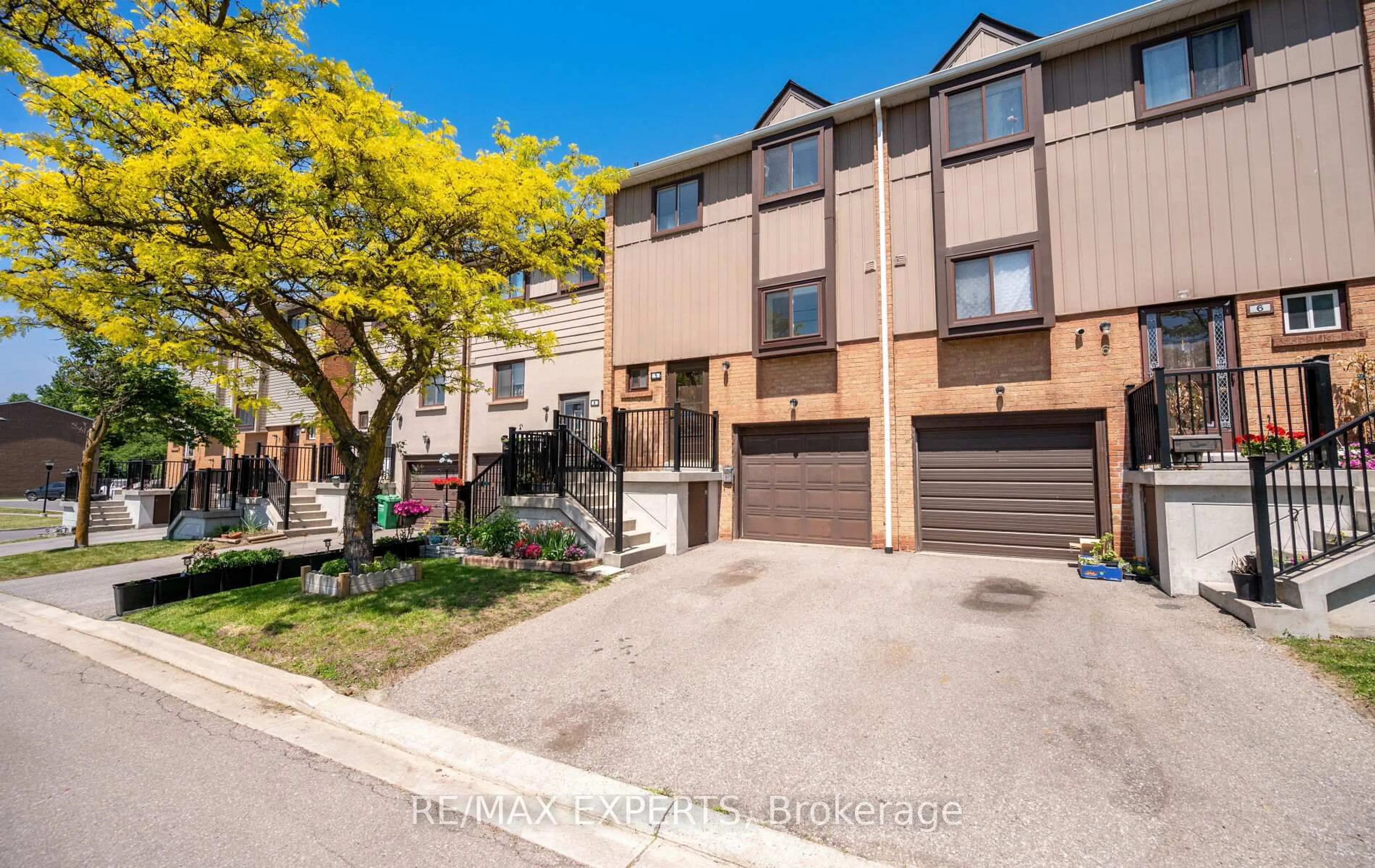 A pic from outside/outdoor area/front of a property/back of a property/a pic from drone, street for 5 Moregate Cres, Brampton Ontario L6S 3K9