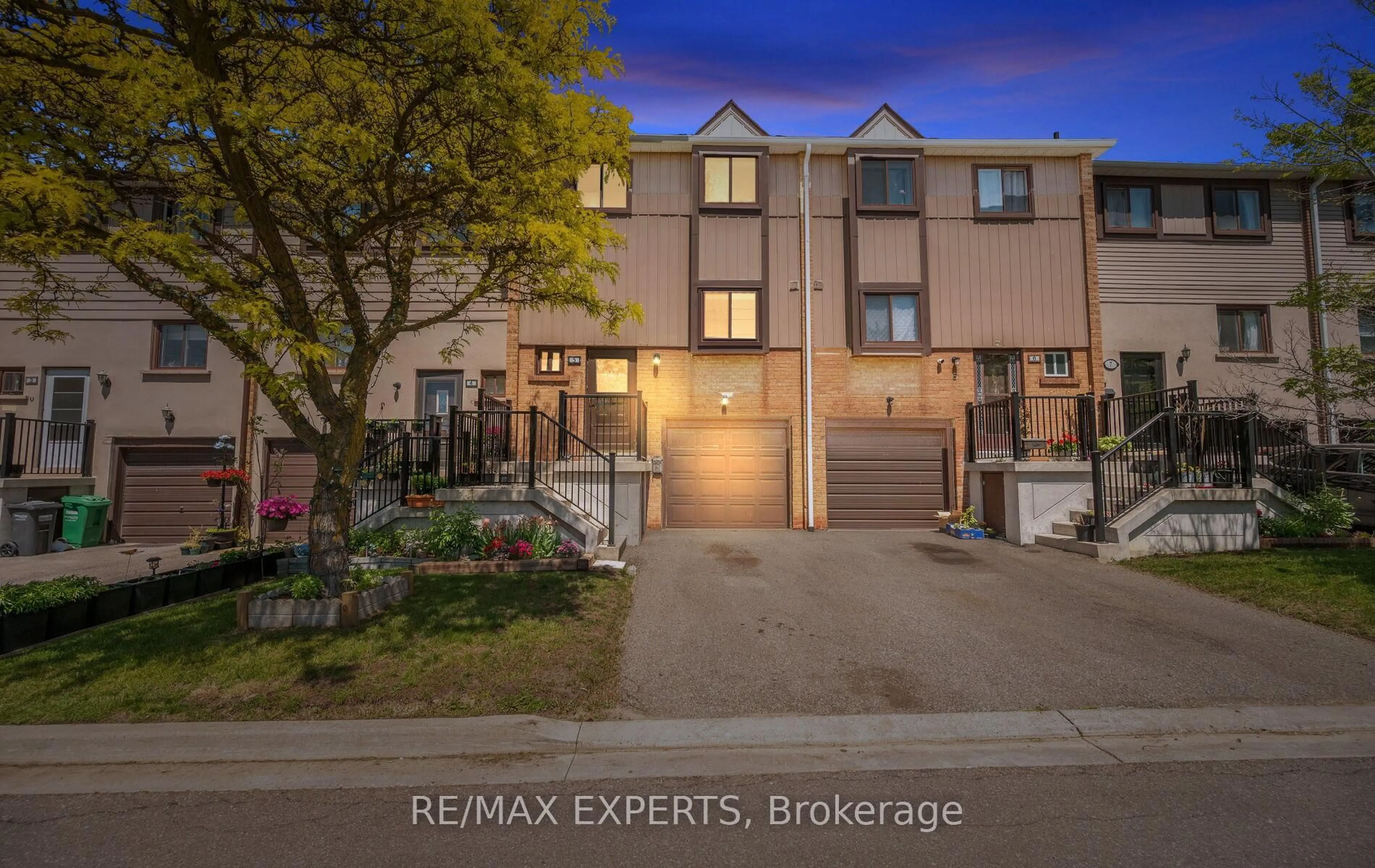 A pic from outside/outdoor area/front of a property/back of a property/a pic from drone, street for 5 Moregate Cres, Brampton Ontario L6S 3K9