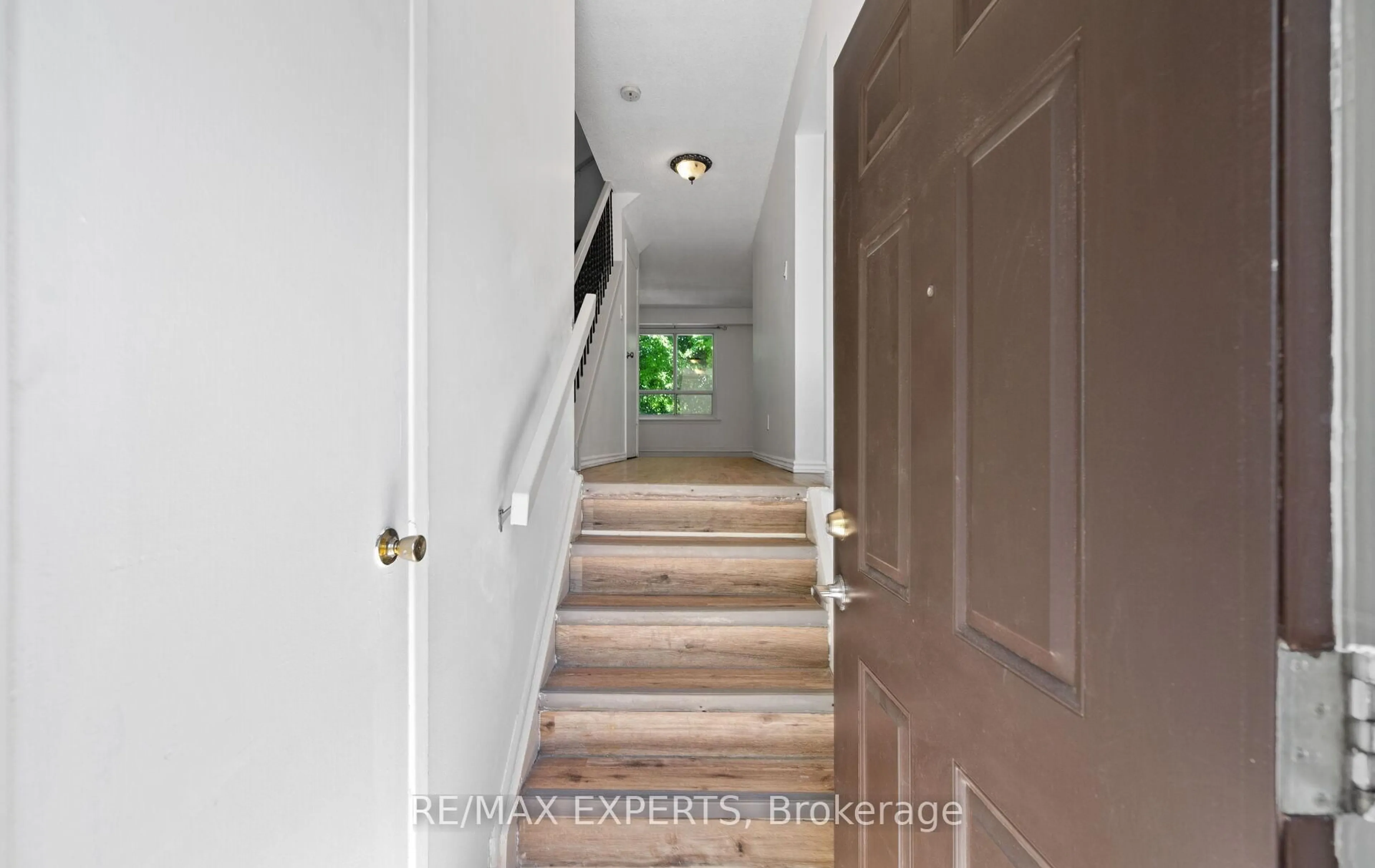 Indoor entryway for 5 Moregate Cres, Brampton Ontario L6S 3K9