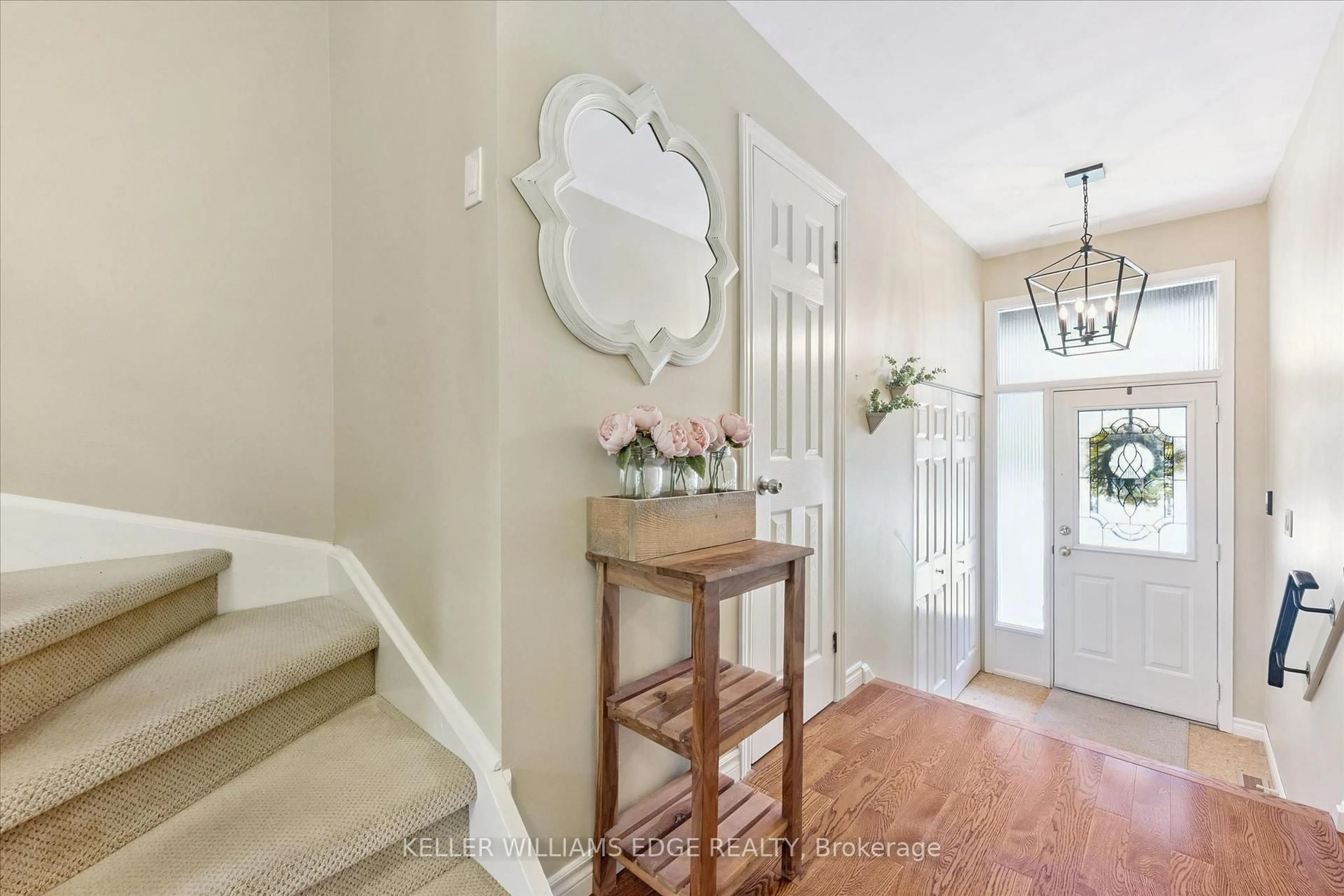 Indoor entryway for 2301 Cavendish Dr #83, Burlington Ontario L7P 3M3