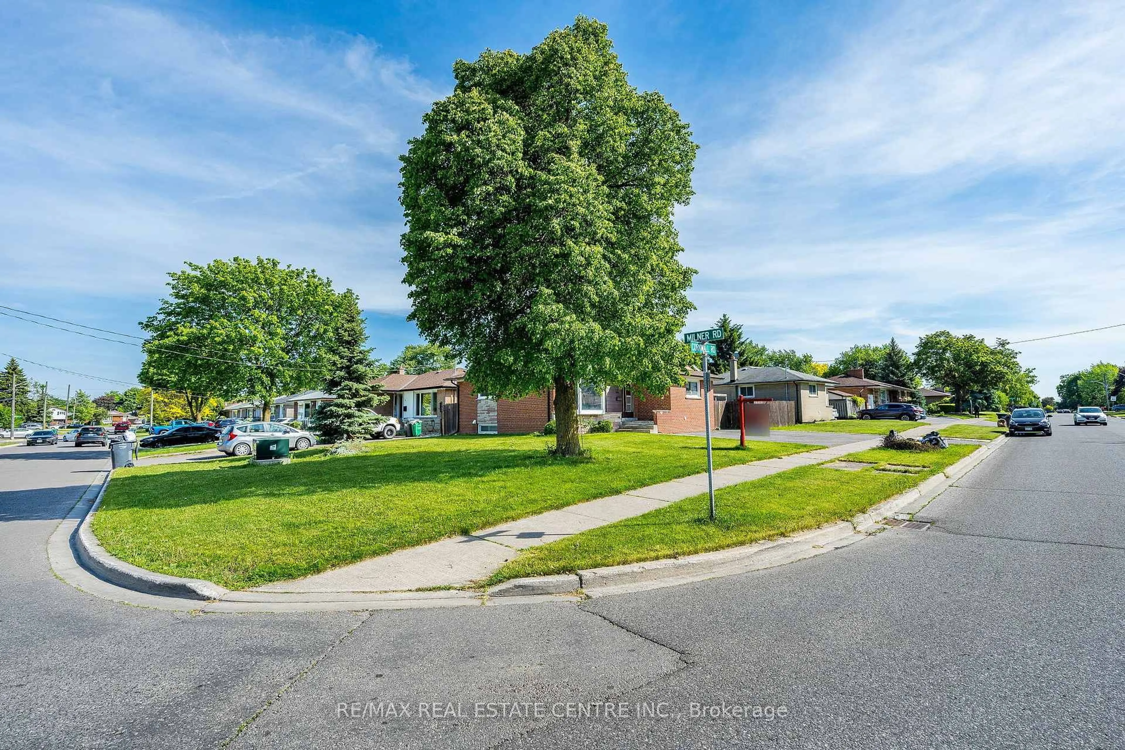 A pic from outside/outdoor area/front of a property/back of a property/a pic from drone, street for 2 Milner Rd, Brampton Ontario L6W 3A5