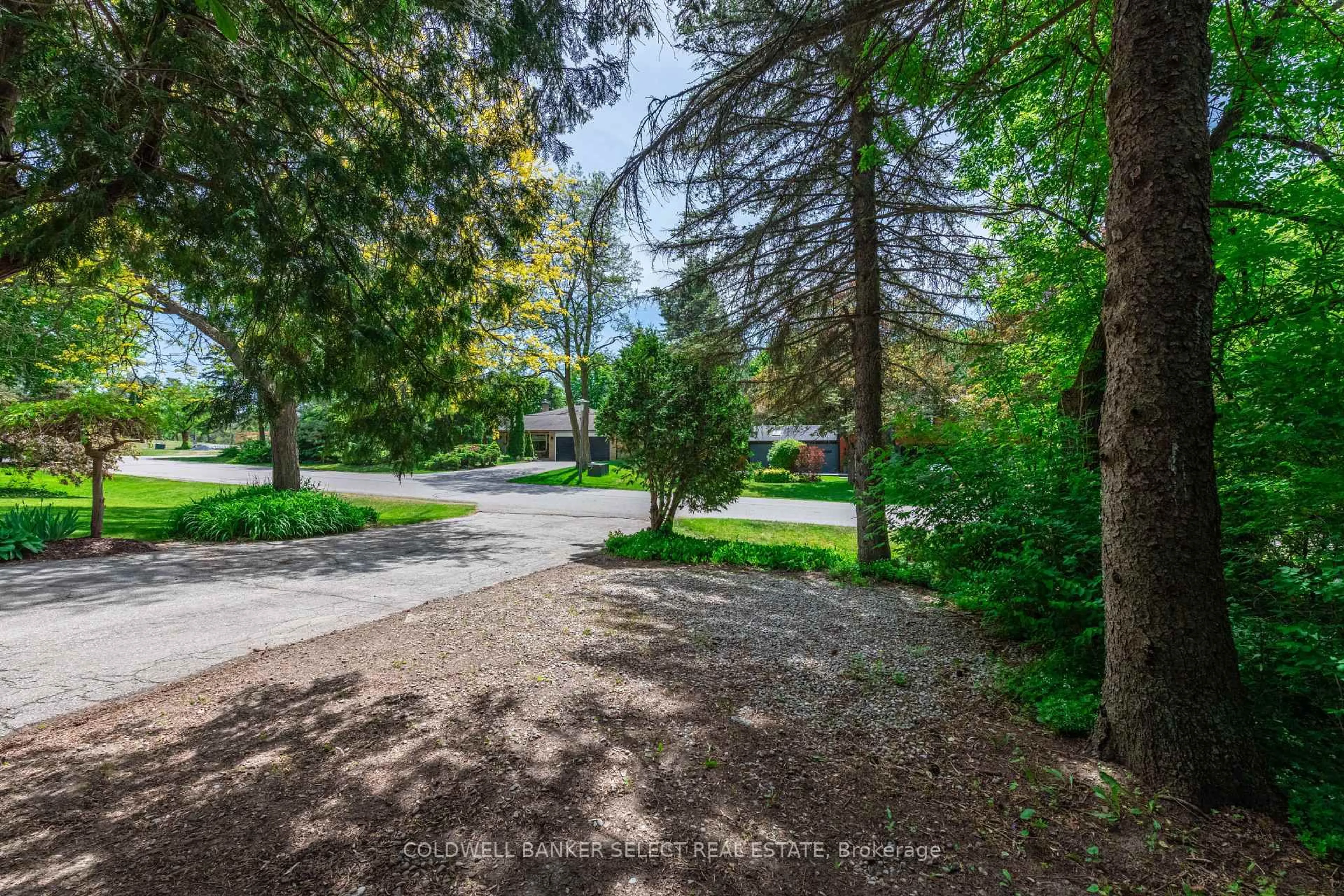 A pic from outside/outdoor area/front of a property/back of a property/a pic from drone, street for 5 Pineridge Dr, Caledon Ontario L7E 0M2