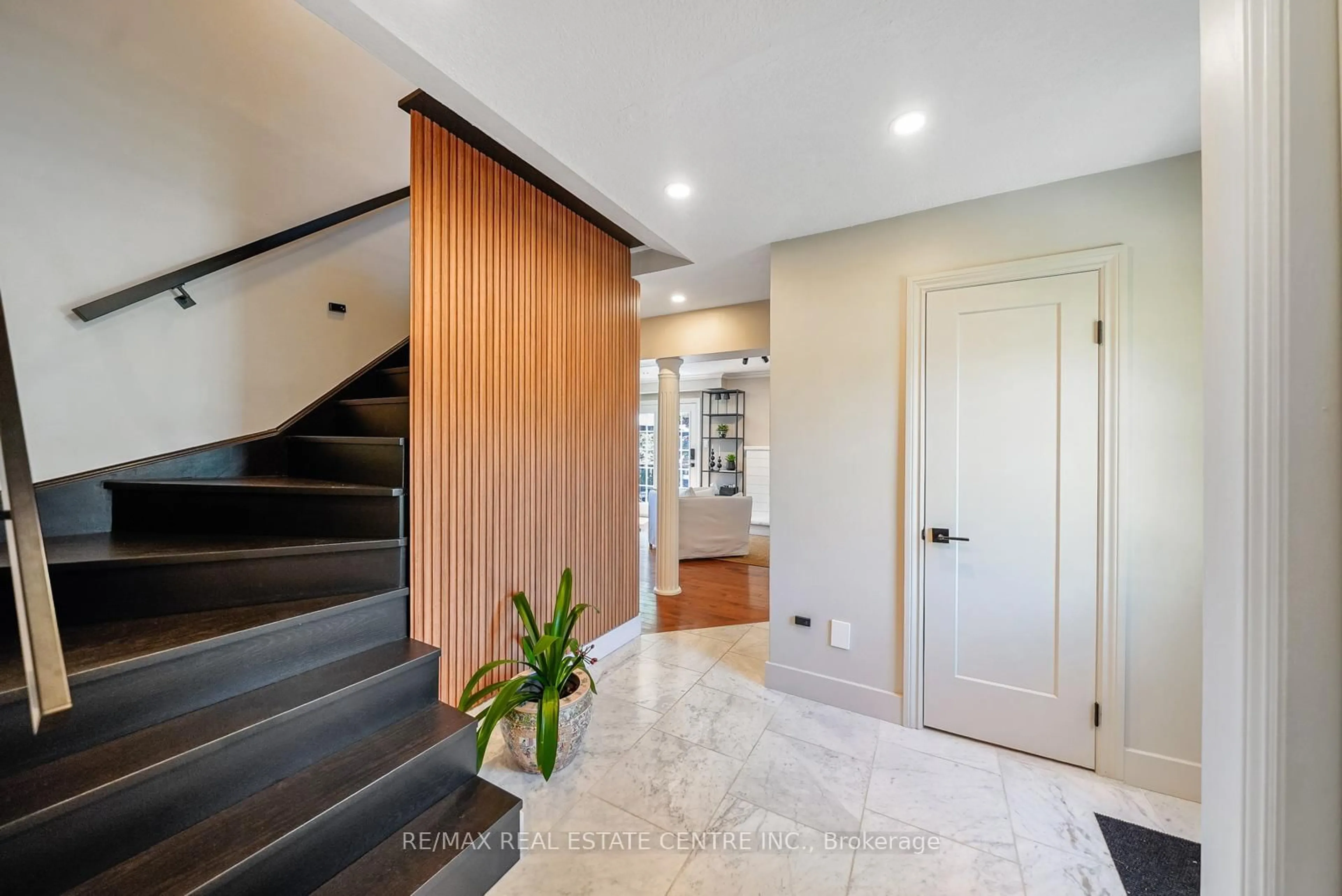 Indoor entryway for 436 College Ave, Orangeville Ontario L9W 4H2