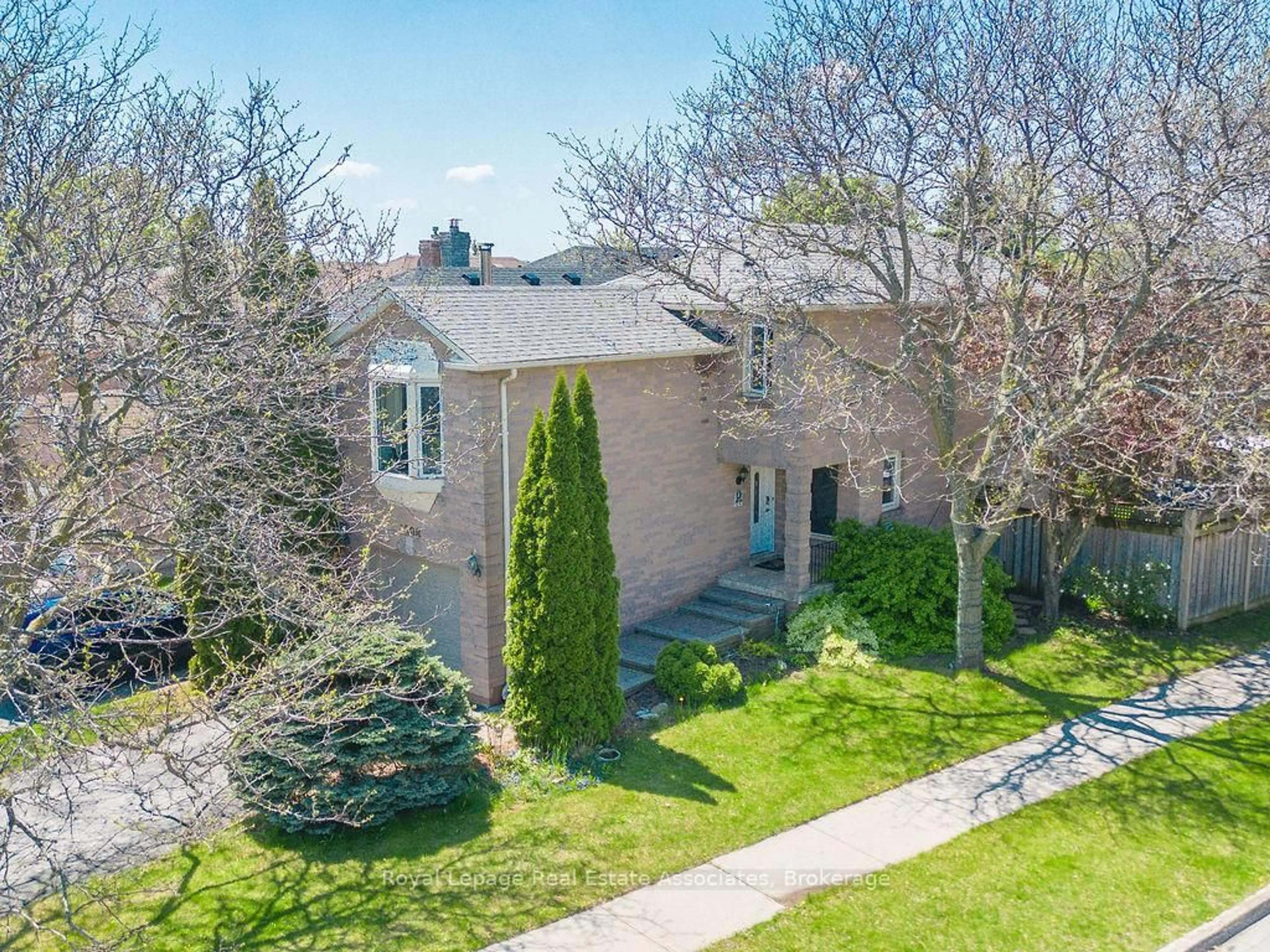 A pic from outside/outdoor area/front of a property/back of a property/a pic from drone, street for 1308 Valerie Cres, Oakville Ontario L6J 7E2
