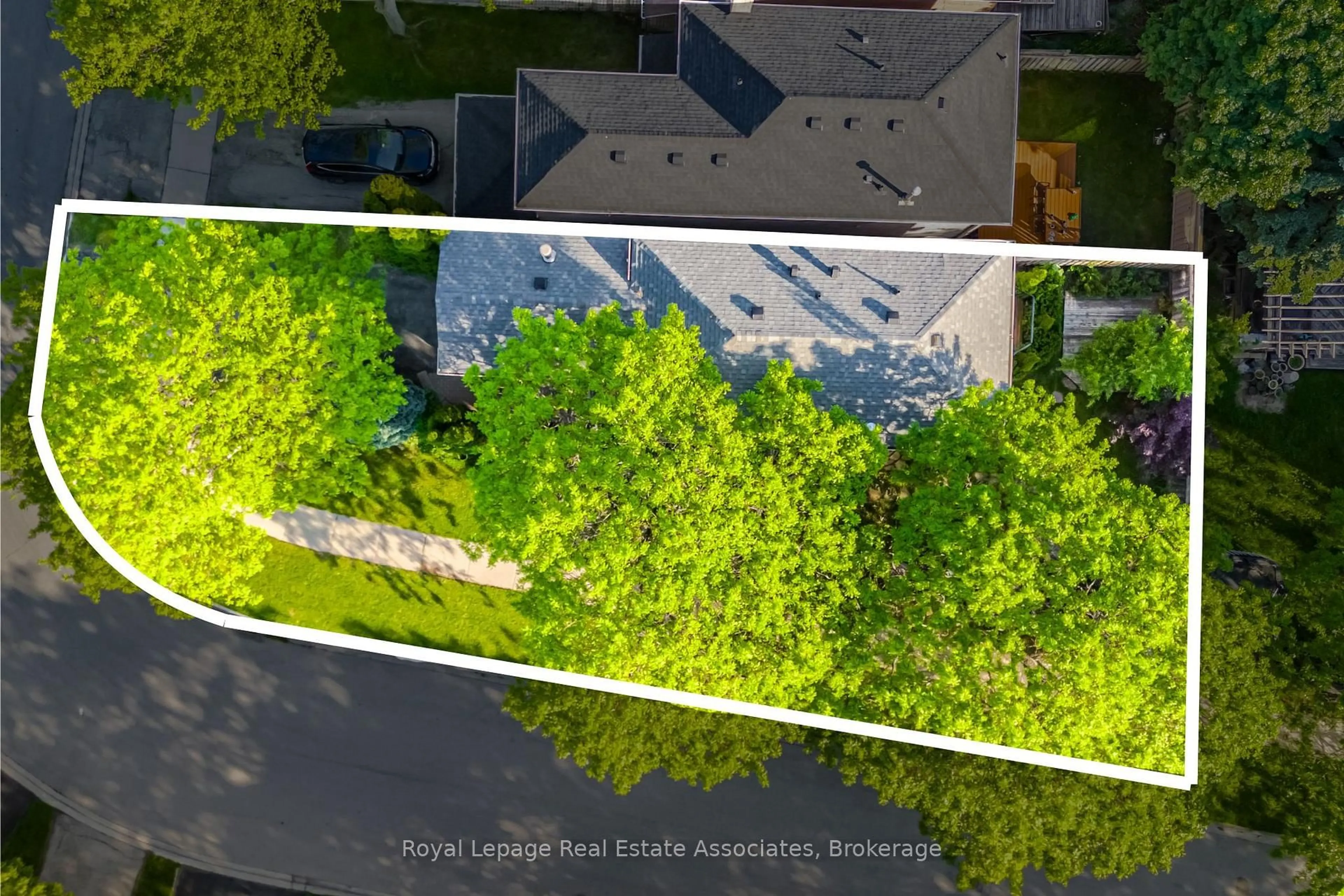 A pic from outside/outdoor area/front of a property/back of a property/a pic from drone, street for 1308 Valerie Cres, Oakville Ontario L6J 7E2