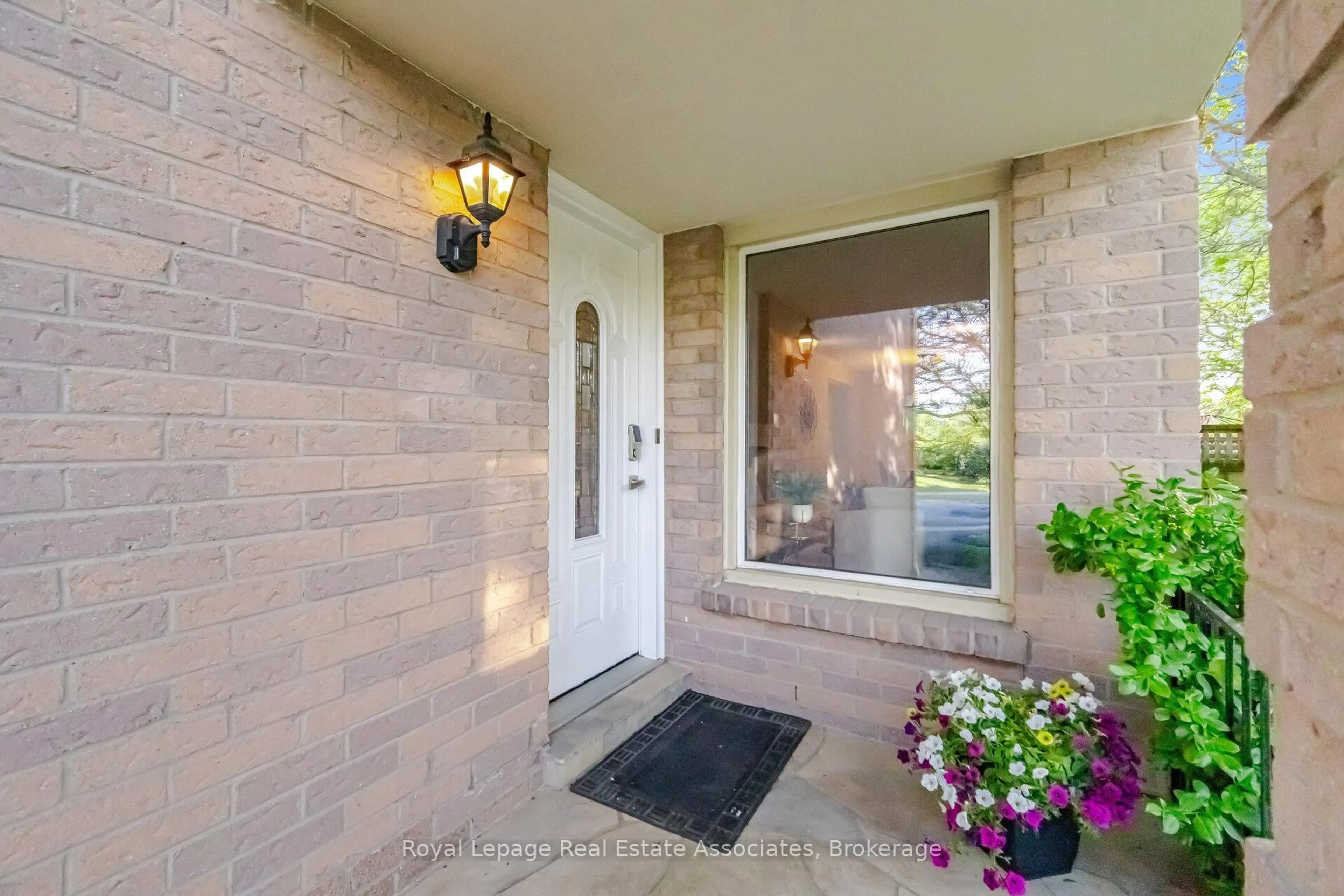 Indoor entryway for 1308 Valerie Cres, Oakville Ontario L6J 7E2