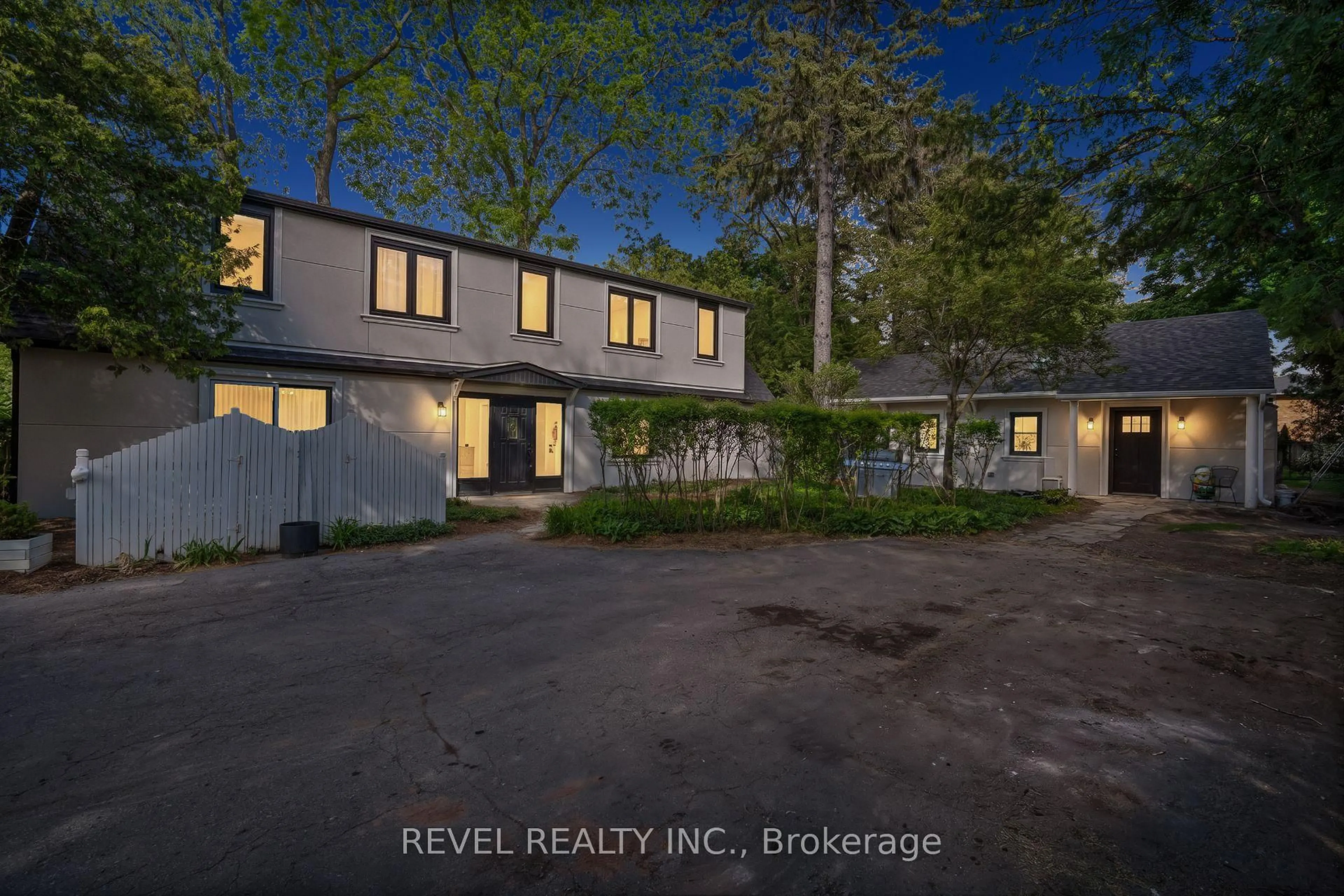 A pic from outside/outdoor area/front of a property/back of a property/a pic from drone, street for 1182 Linbrook Rd, Oakville Ontario L6J 2L4